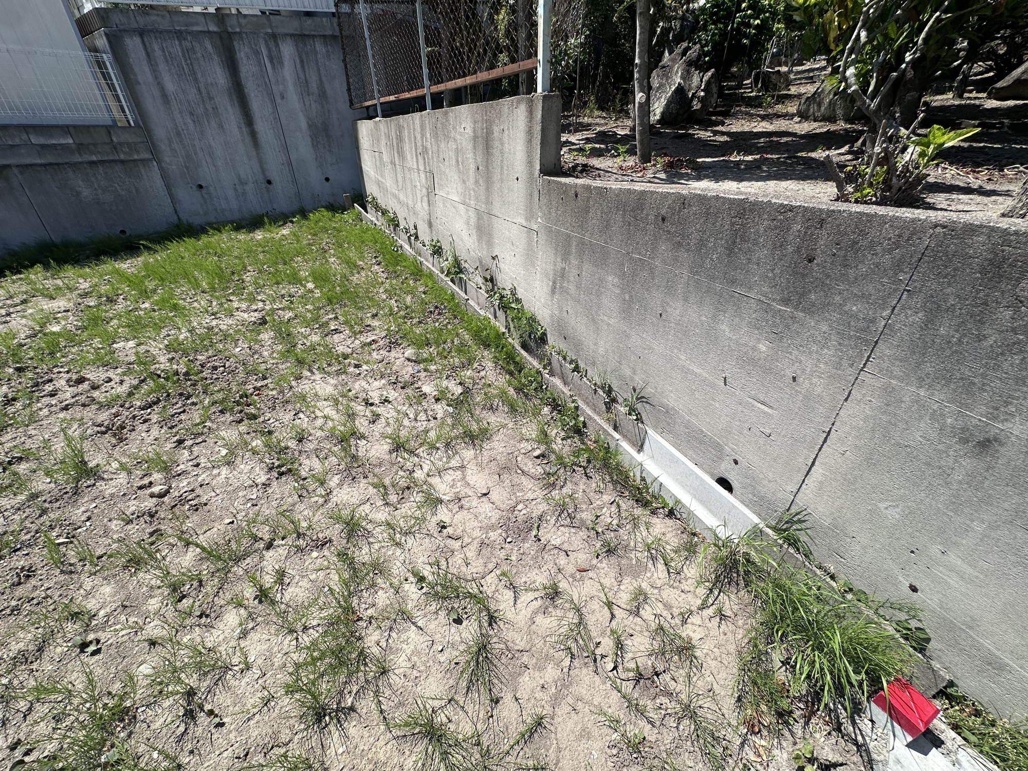 ≪バス停徒歩2分≫建築条件なし♪広々78坪超！泉区市名坂 土地 の周辺|2026年5月撮影 隣地との境界コンクリート擁壁の状況です！