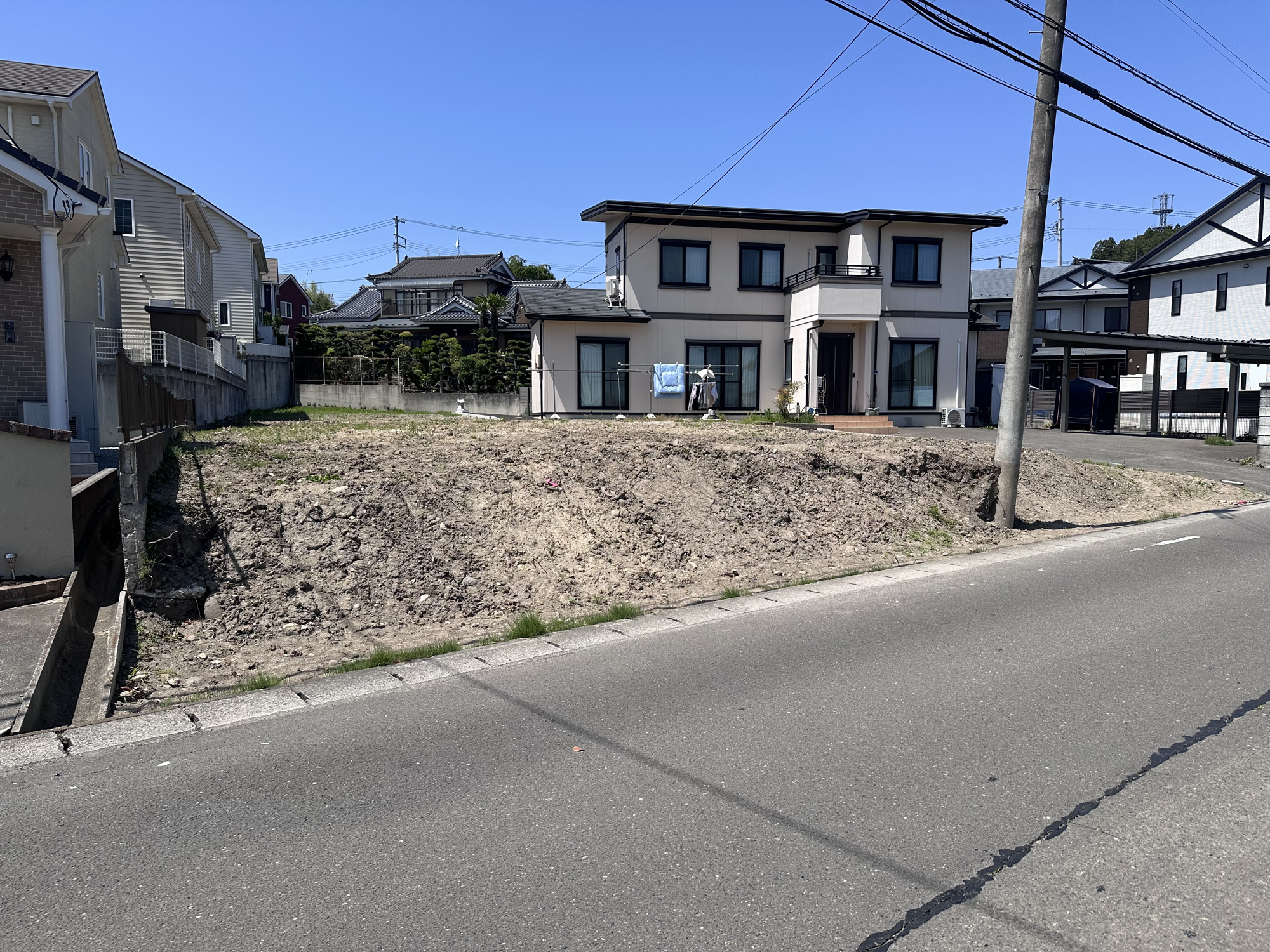 ≪バス停徒歩2分≫建築条件なし♪広々78坪超！泉区市名坂 土地 の外観|2026年5月撮影 開放的な更地、建物プランの自由度が高い区画です！