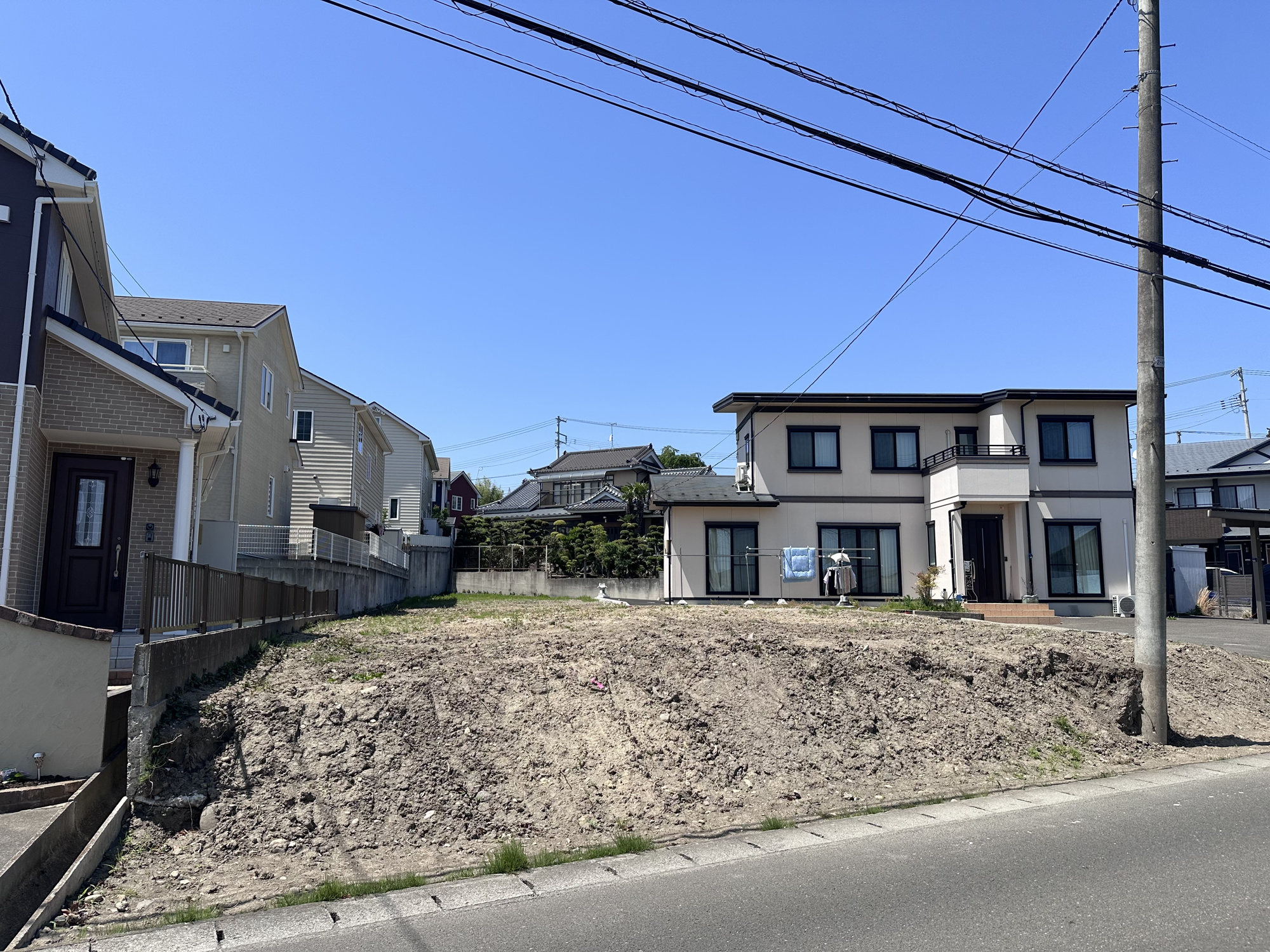 ≪バス停徒歩2分≫建築条件なし♪広々78坪超！泉区市名坂 土地 の周辺|2026年5月撮影 前面道路（市道・鹿島14号線）に面した整形地、車の出入りもスムーズです！