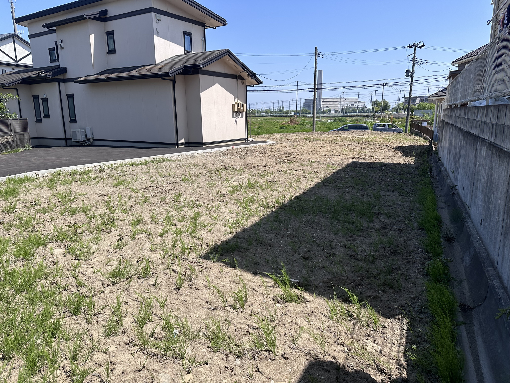 ≪バス停徒歩2分≫建築条件なし♪広々78坪超！泉区市名坂 土地 の外観|2026年5月撮影 敷地側面から道路方向を確認、隣地境界も明確な区画です！