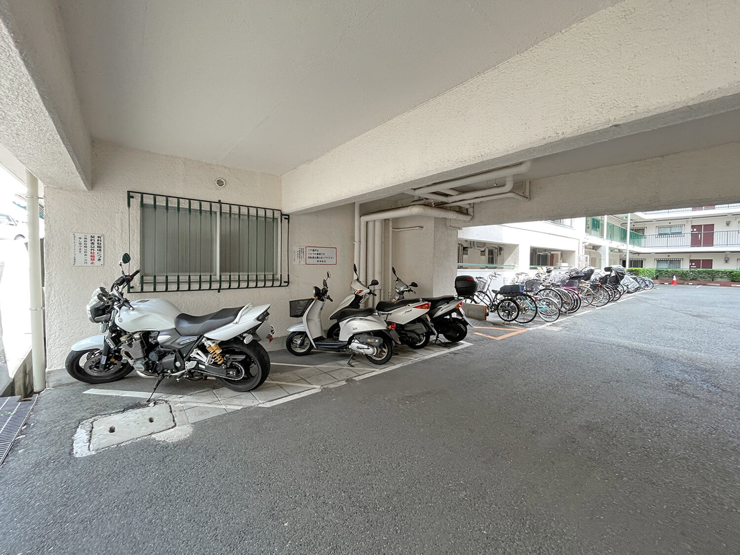 岡本センチュリーマンションの駐車場