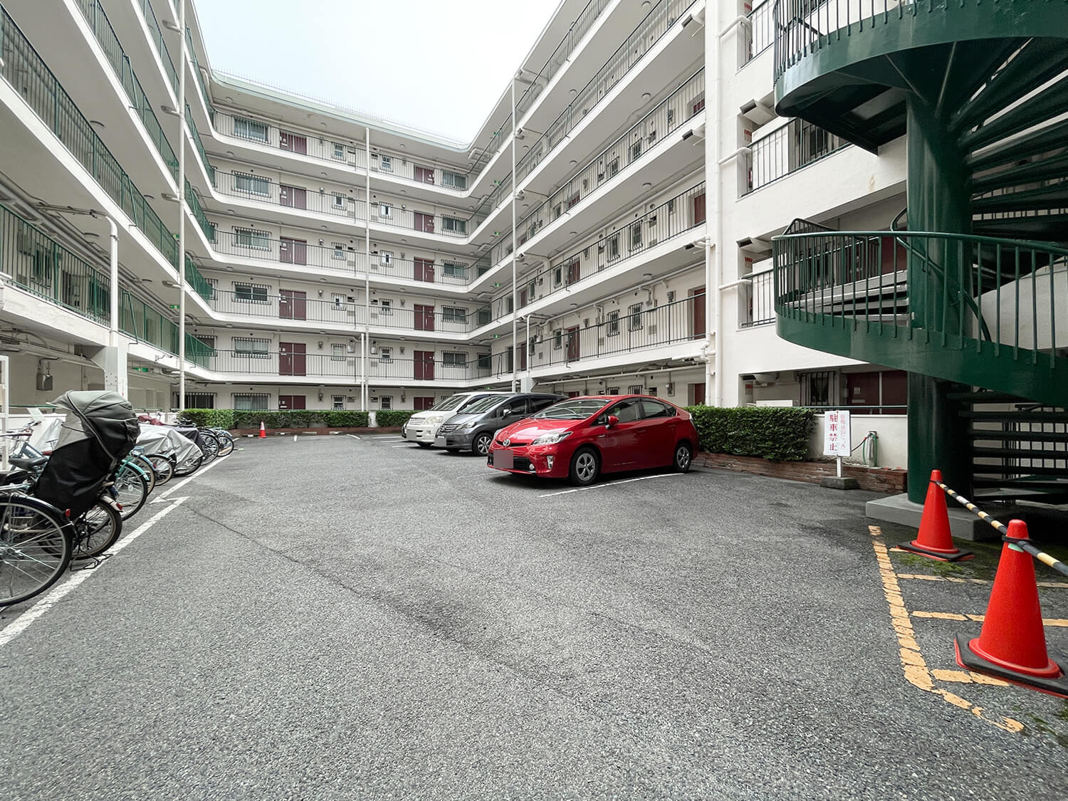 岡本センチュリーマンションの駐車場