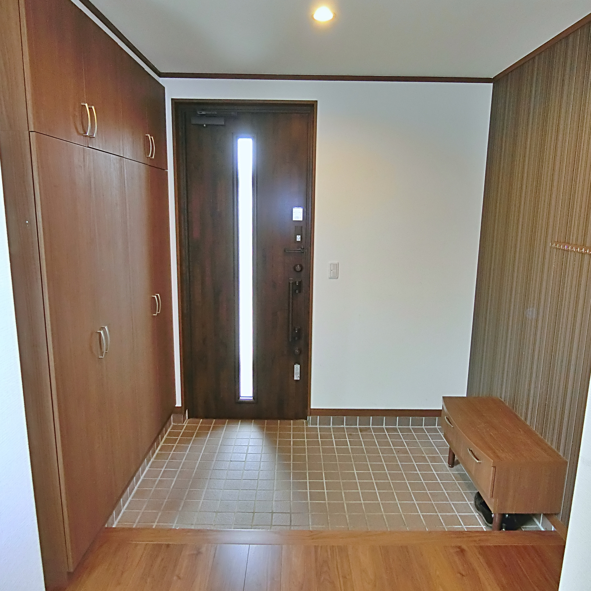 室蘭市八丁平1丁目49-30　中古住宅の玄関