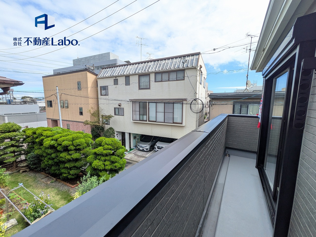 クレイドルガーデン　　静岡市清水区万世町第2　　全1棟の展望|●バルコニー● 可動式の物干し金物が付いており、使用しない際は収納できます♪お洗濯には十分なスペース♪