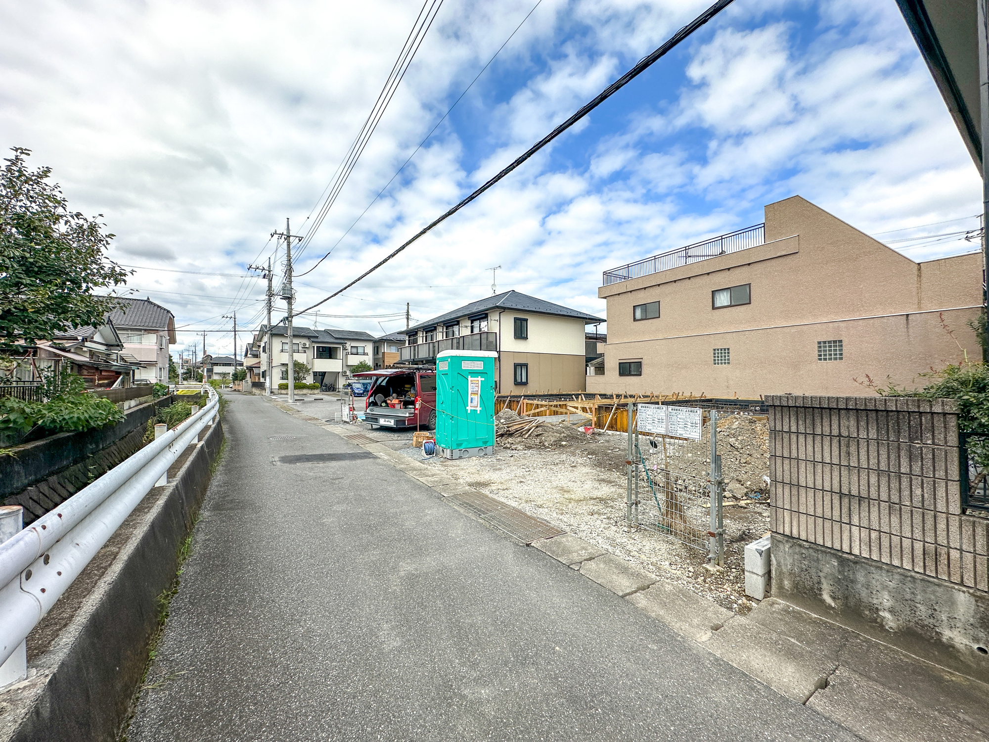 宇都宮市石井町の新築一戸建の前面道路含む現地写真|閑静な住宅地で子育て家族にピッタリ。毎日のお散歩も快適な緑に恵まれたエリアで、自然に包まれた穏やかな暮らしを実現するための、ゆとりある住環境が整っています。

