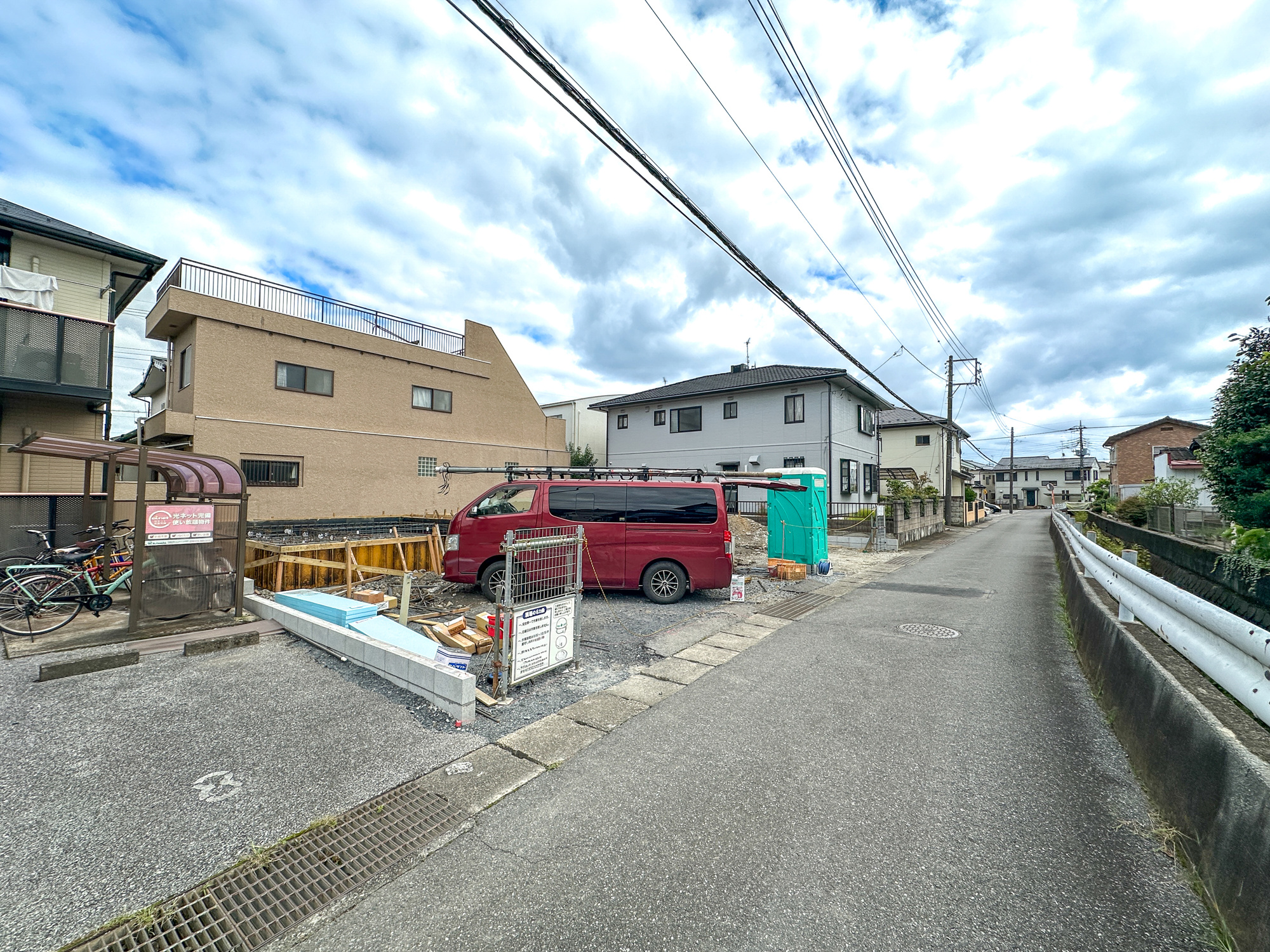 宇都宮市石井町の新築一戸建の前面道路含む現地写真|低層の一戸建てを中心とした街並みが整然と続き、周辺は高い建物が建っていないので、採光や開放性に恵まれ、空が広く緑の多い閑静な趣を感じる環境です。


