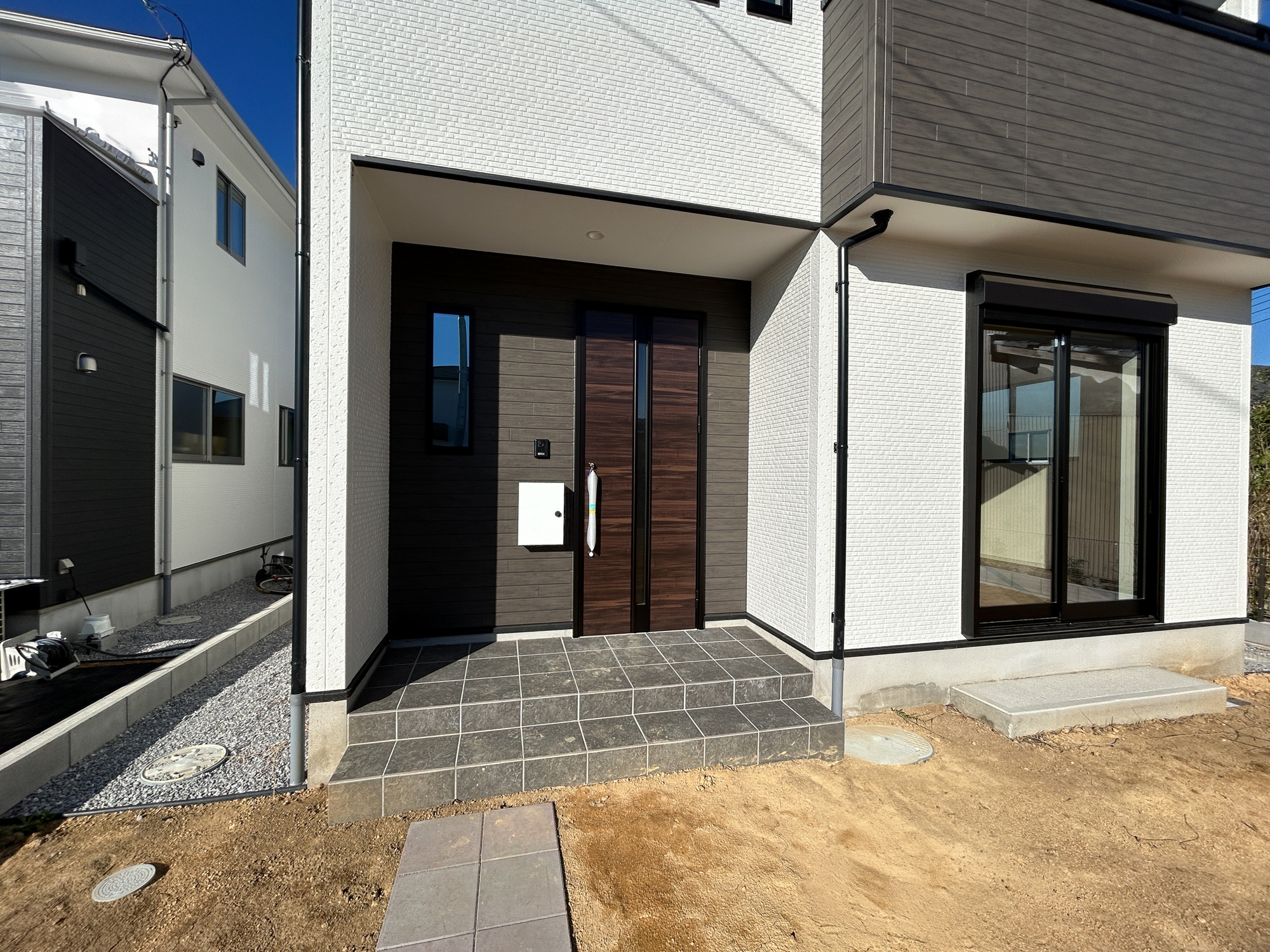 宇都宮市西川田町の新築一戸建のその他|【同社施工例】玄関上は屋根があるので雨の心配いらず♪