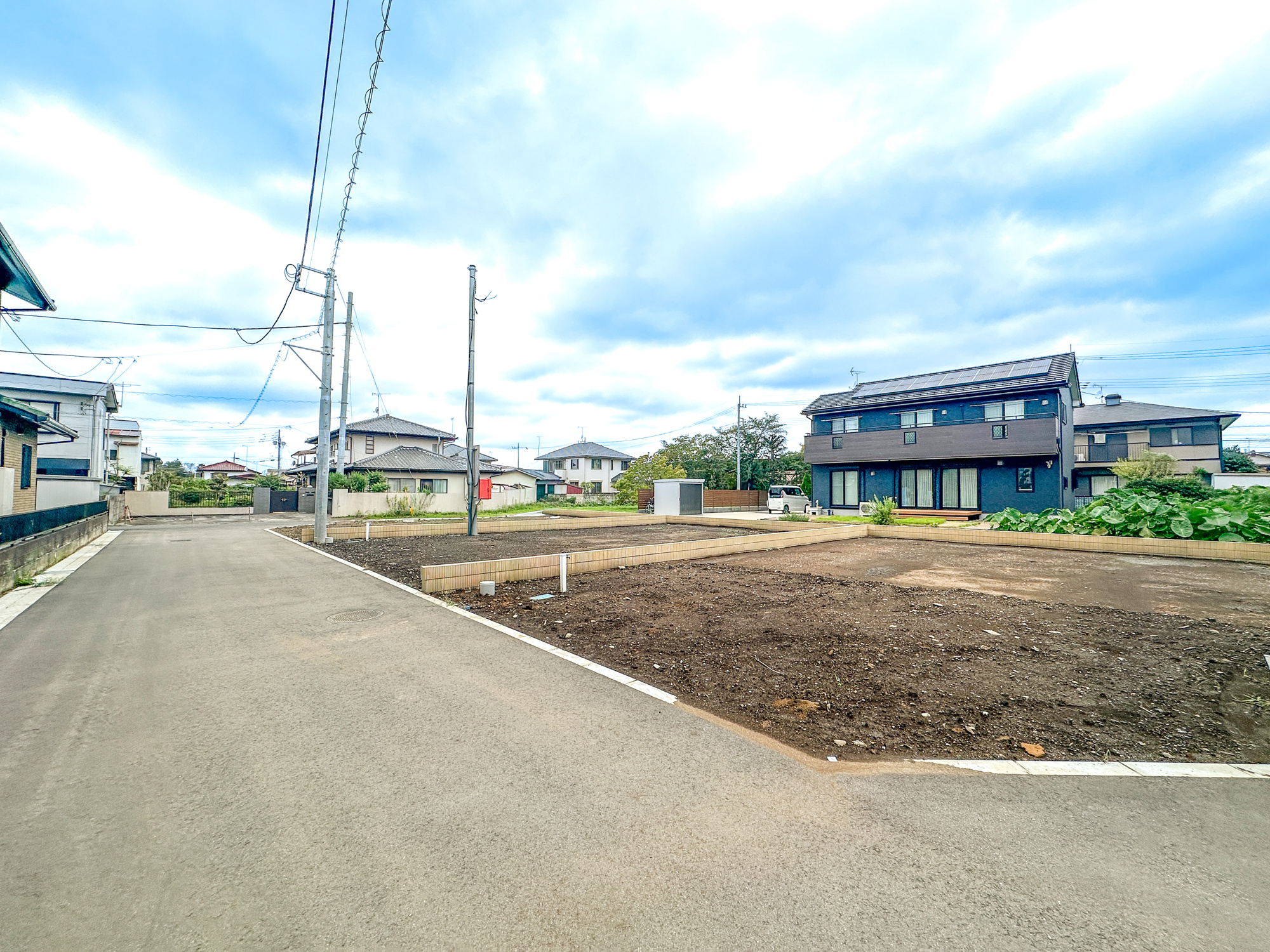宇都宮市西川田町の新築一戸建の前面道路含む現地写真|低層の一戸建てを中心とした街並みが整然と続き、周辺は高い建物が建っていないので、採光や開放性に恵まれ、空が広く緑の多い閑静な趣を感じる環境です。