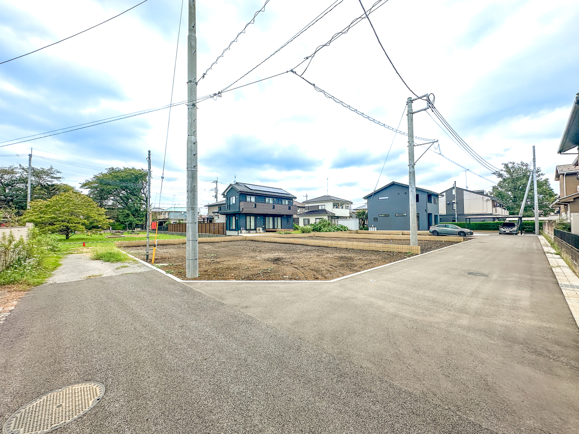 宇都宮市西川田町の新築一戸建の前面道路含む現地写真|前面道路は閑静な住宅地をはしる車通りの少ない道路。お車の出し入れが苦手なママや小さなお子様にも安心ですね。しっかり舗装もされているので、ベビーカーや自転車で通っても快適に通行できます。