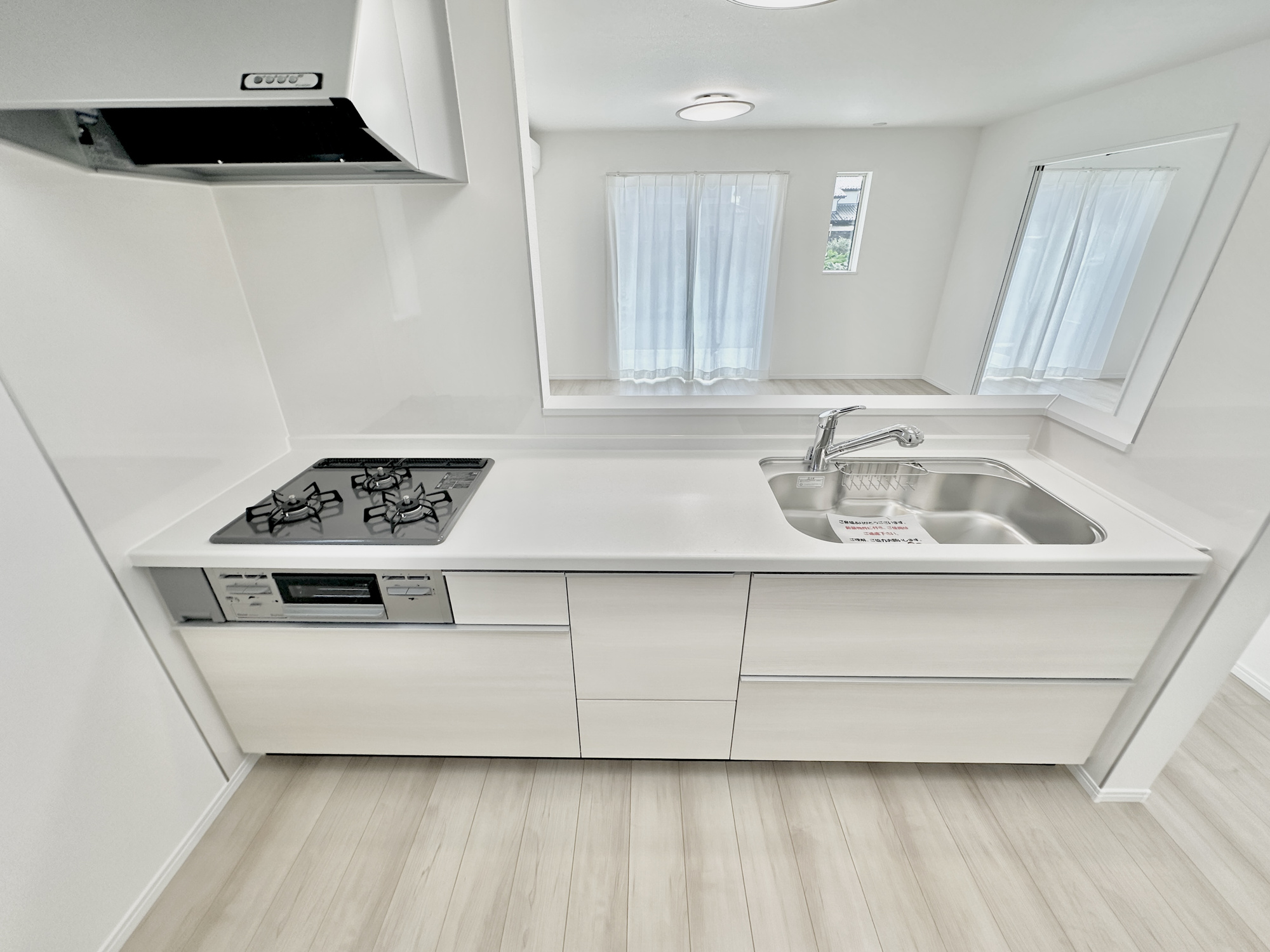 宇都宮市中岡本町3416番　新築住宅全２棟のキッチン|ダイニングからワークスペースを見渡せる、見せるキッチン。ダイニングとの空間のつながりが、スペースのゆとりを生み出します♪