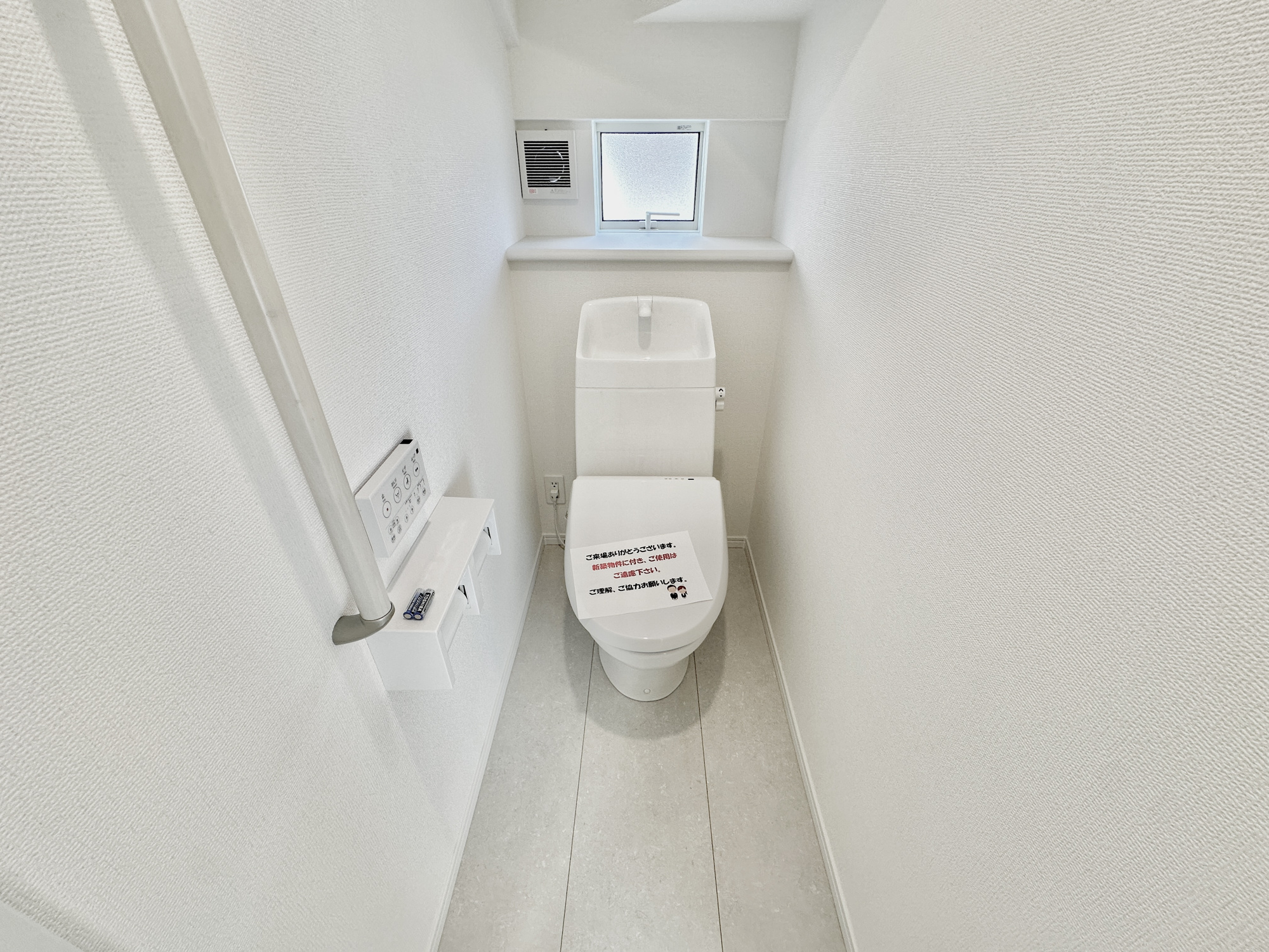 宇都宮市中岡本町3416番　新築住宅全２棟のトイレ|節水型でエコなトイレには、今では当たり前の洗浄付き。便座を温める機能もついていて、居心地良くてトイレから出られなくなるかも！換気用に換気扇はもちろん、窓も着いているので常に快適ですね♪