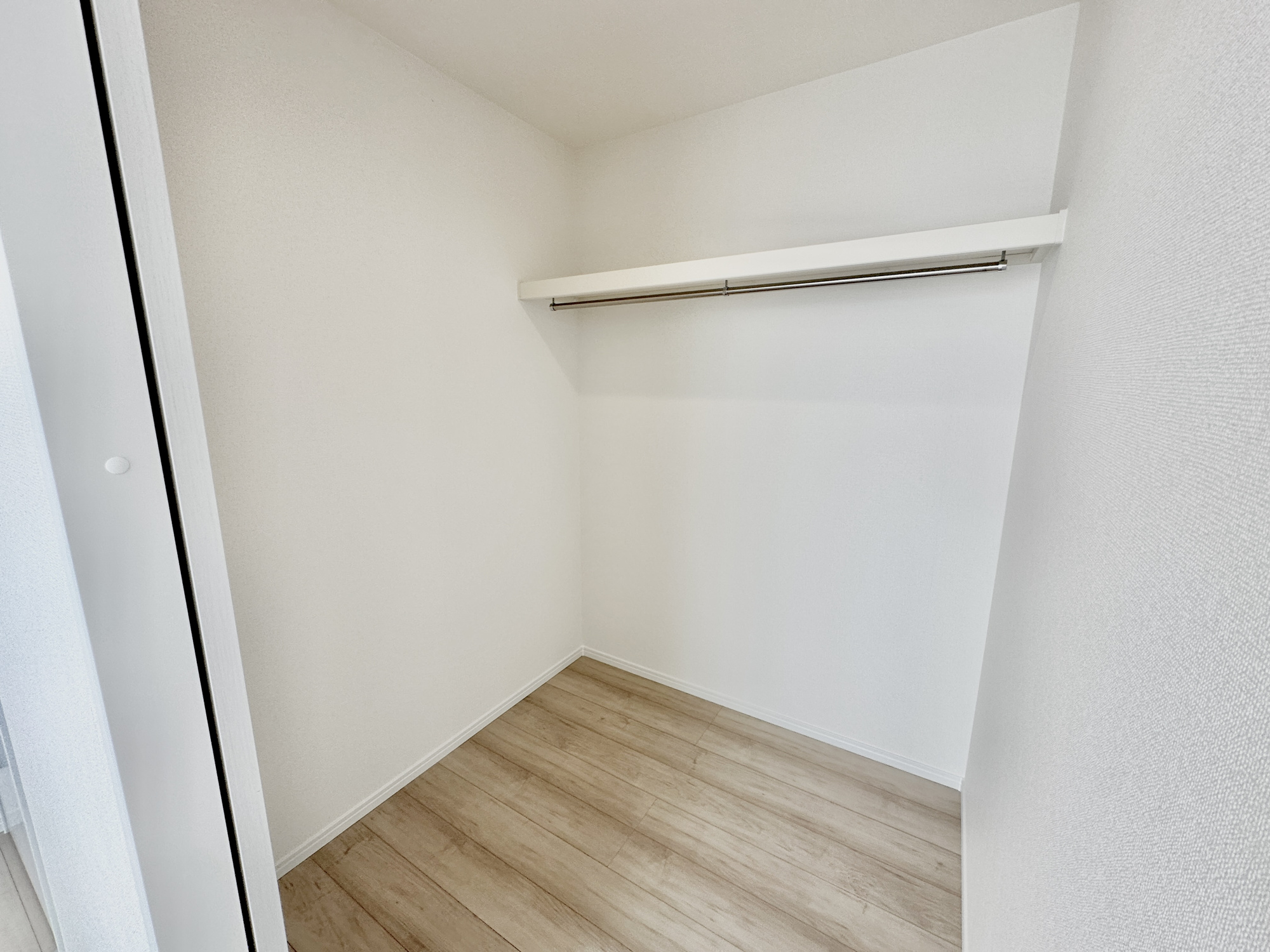 宇都宮市中岡本町3416番　新築住宅全２棟の収納|ウォークインクローゼットのある住まいで収納上手な生活を実現！衣類だけでなく、箱物や思い出の品もたっぷり収納できますので、整理整頓もスムーズに。居室空間をより広々と使えます！