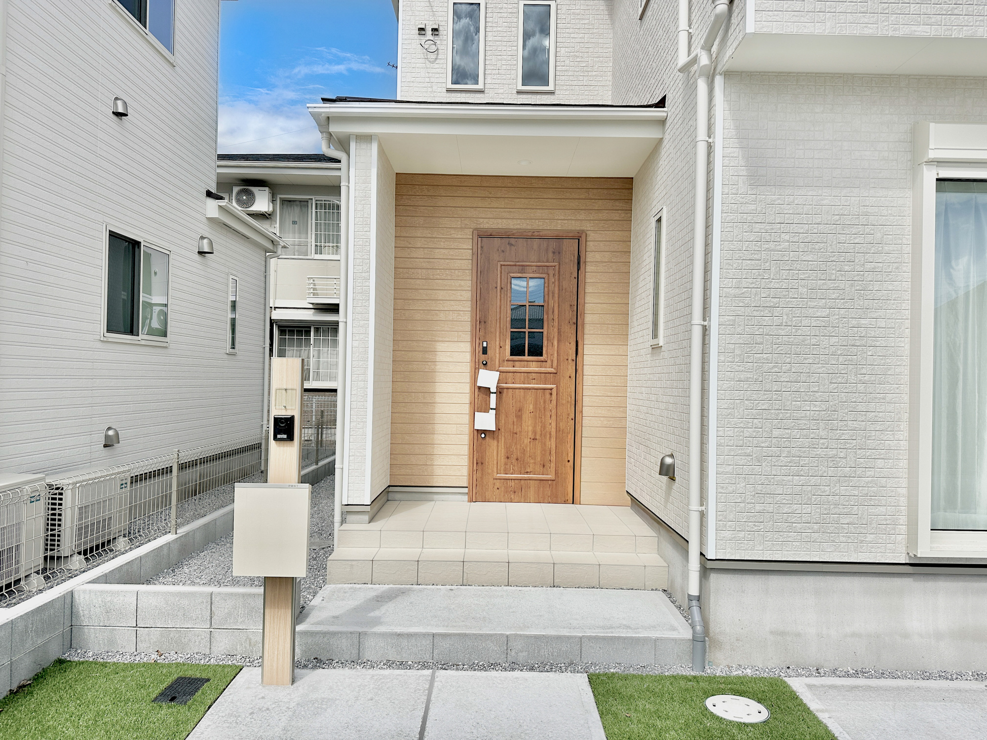 宇都宮市中岡本町3416番　新築住宅全２棟の玄関|玄関上は屋根があるので雨の心配いらず♪