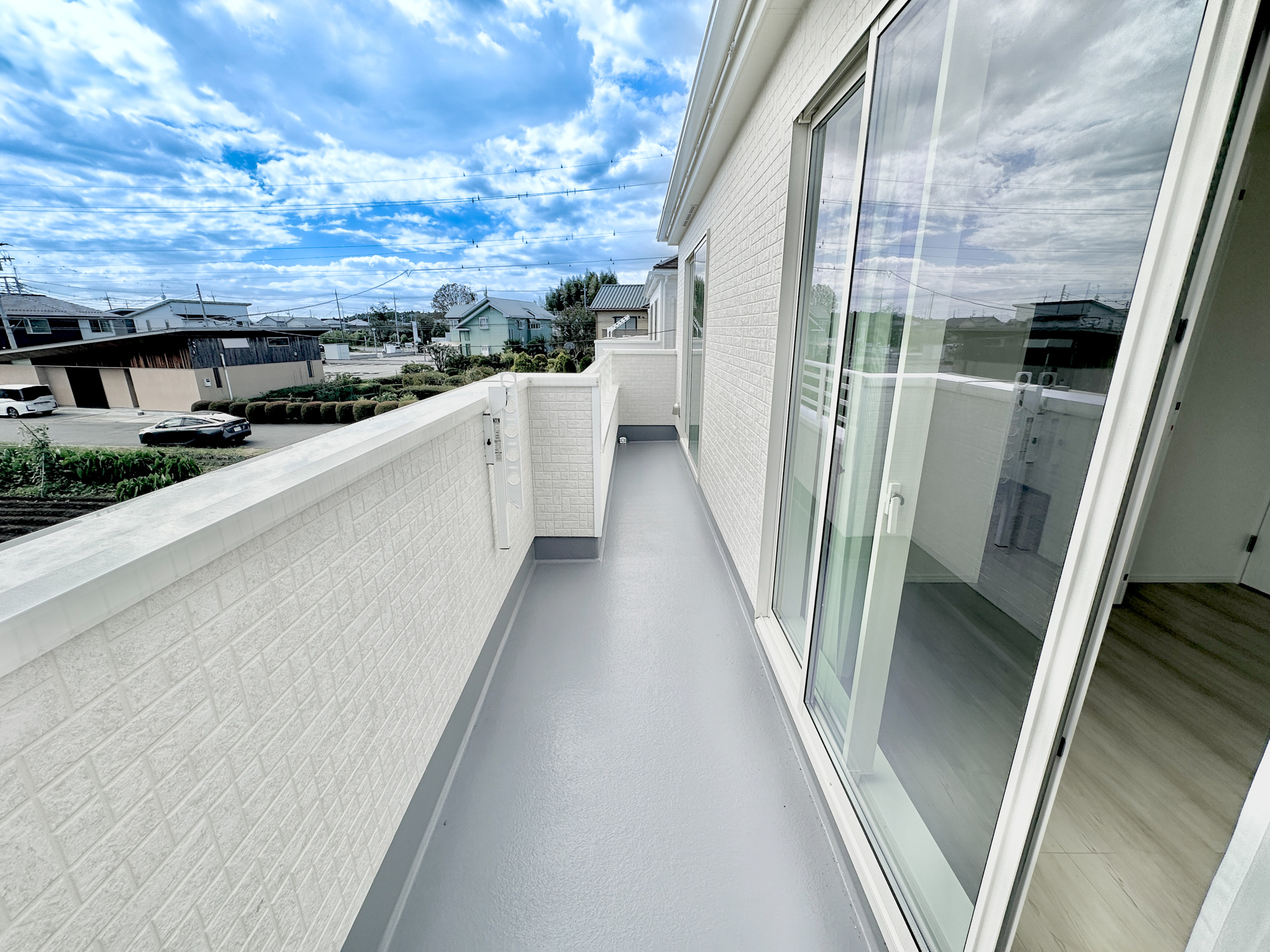 宇都宮市中岡本町3416番　新築住宅全２棟のバルコニー|南向きで陽当りの良いバルコニーは、物干しセットを追加すれば、一度にたくさんのお洗濯物が干せるのが魅力！バルコニーは洗濯物を干すだけの場所じゃなく、家族のゆとりのある時間を演出するプライベート空間。