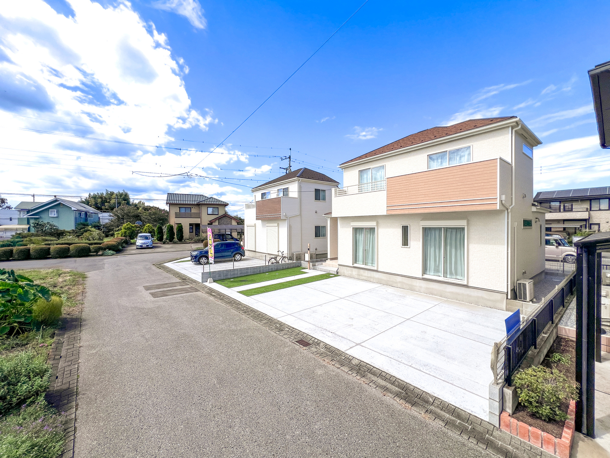 宇都宮市中岡本町3416番　新築住宅全２棟の前面道路含む現地写真|低層の一戸建てを中心とした街並みが整然と続き、周辺は高い建物が建っていないので、採光や開放性に恵まれ、空が広く緑の多い閑静な趣を感じる環境です。

