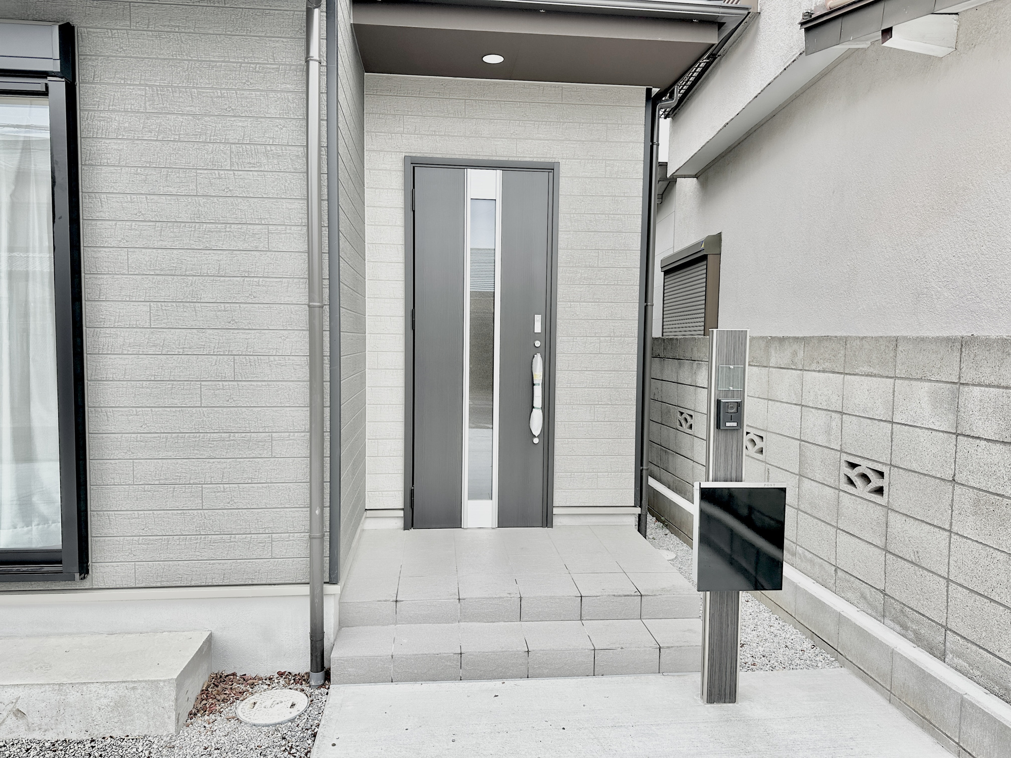 宇都宮市中里町3020番　新築住宅全３棟の玄関|【同社施工例】玄関上は屋根があるので雨の心配いらず♪