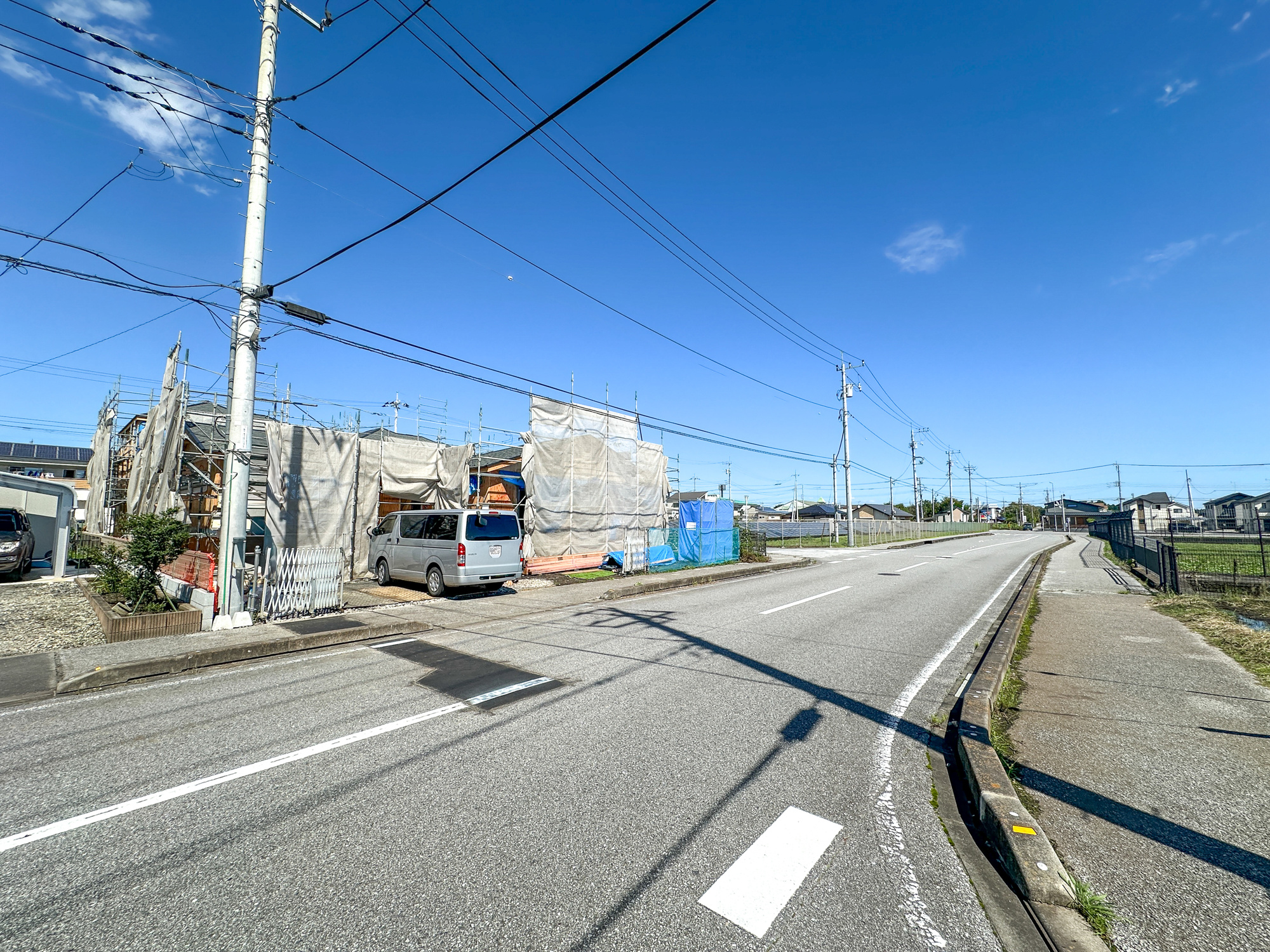 宇都宮市中里町3020番　新築住宅全３棟の前面道路含む現地写真|低層の一戸建てを中心とした街並みが整然と続き、周辺は高い建物が建っていないので、採光や開放性に恵まれ、空が広く緑の多い閑静な趣を感じる環境です。

