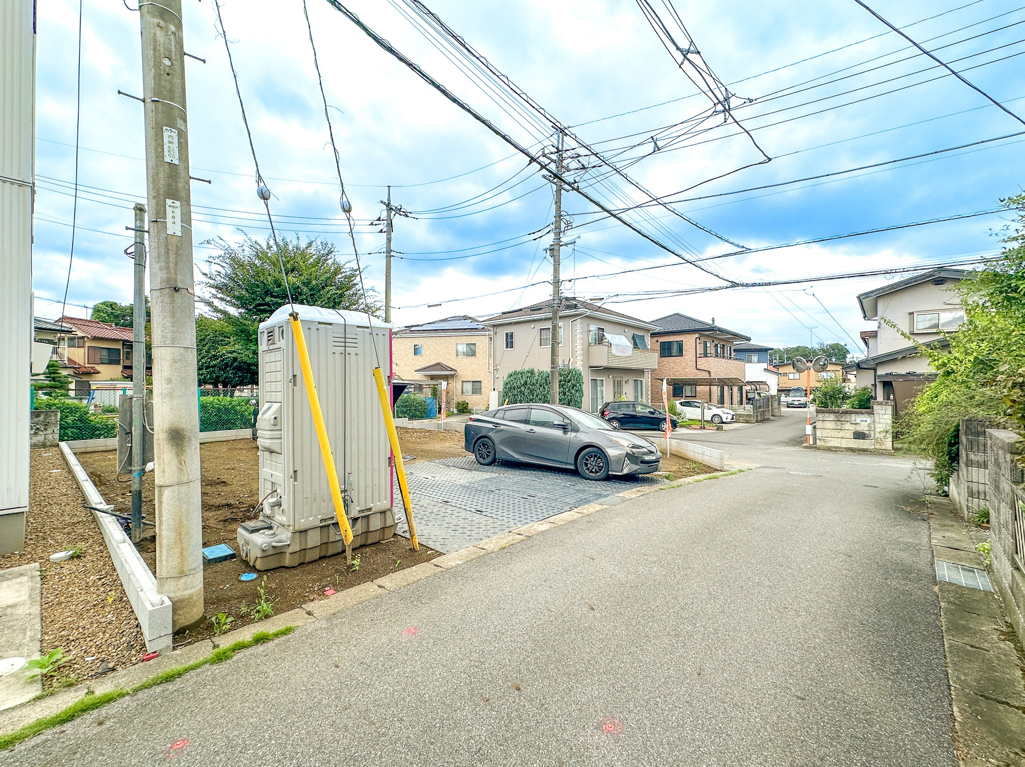 宇都宮市西川田東町の新築一戸建の前面道路含む現地写真|低層の一戸建てを中心とした街並みが整然と続き、周辺は高い建物が建っていないので、採光や開放性に恵まれ、空が広く緑の多い閑静な趣を感じる環境です。