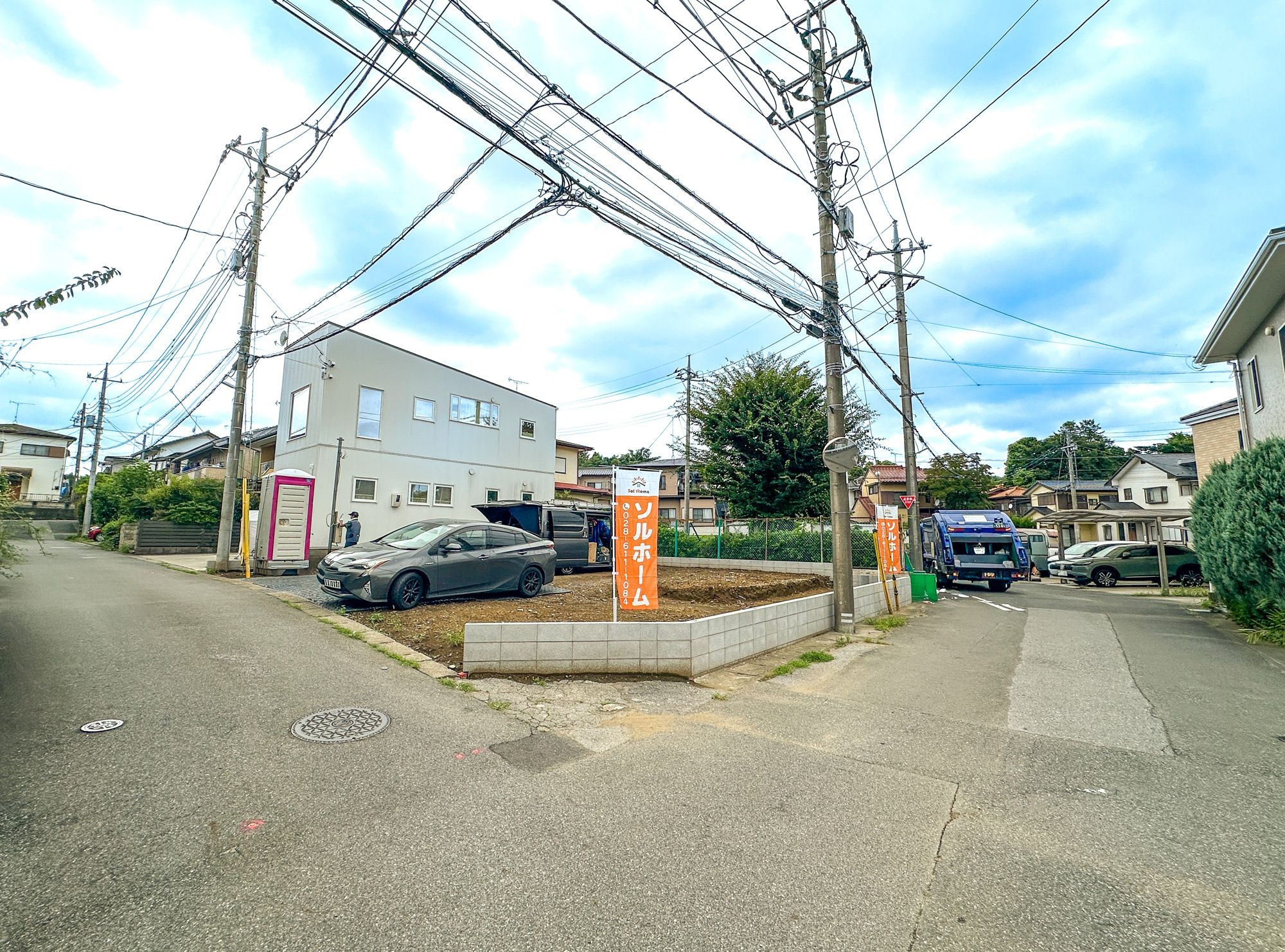 宇都宮市西川田東町の新築一戸建の前面道路含む現地写真|前面道路は閑静な住宅地をはしる車通りの少ない道路。お車の出し入れが苦手なママや小さなお子様にも安心ですね。しっかり舗装もされているので、ベビーカーや自転車で通っても快適に通行できます。