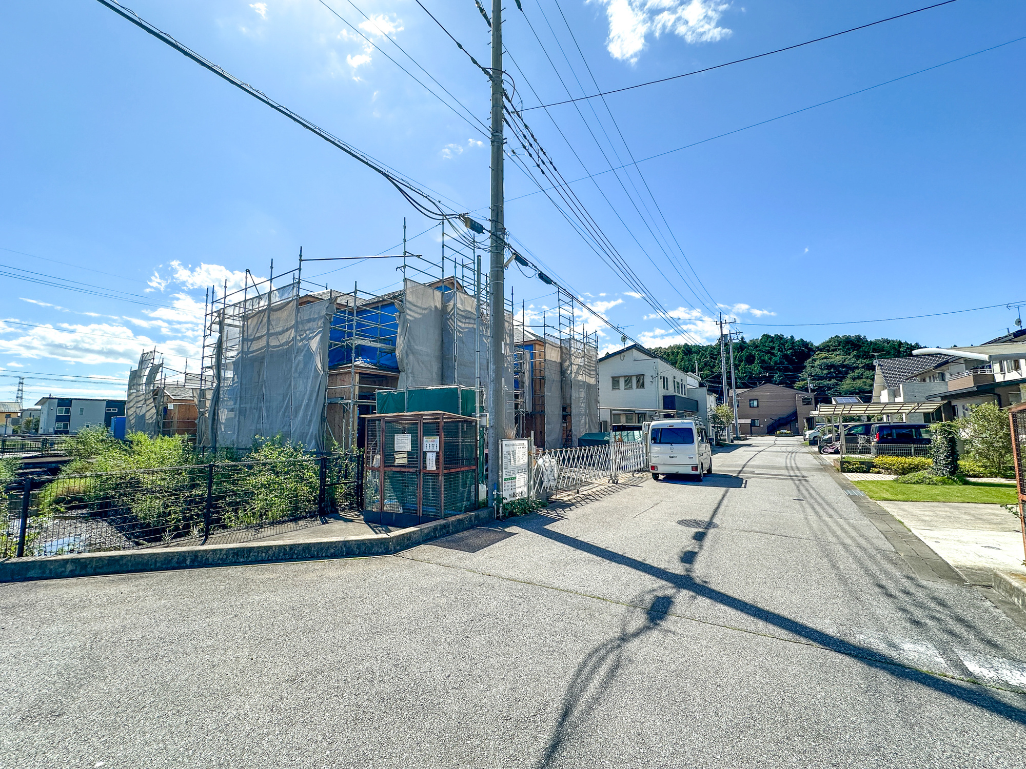 宇都宮市清原台２丁目　新築住宅全２棟の前面道路含む現地写真|閑静な住宅地で子育て家族にピッタリ。毎日のお散歩も快適な緑に恵まれたエリアで、自然に包まれた穏やかな暮らしを実現するための、ゆとりある住環境が整っています。

