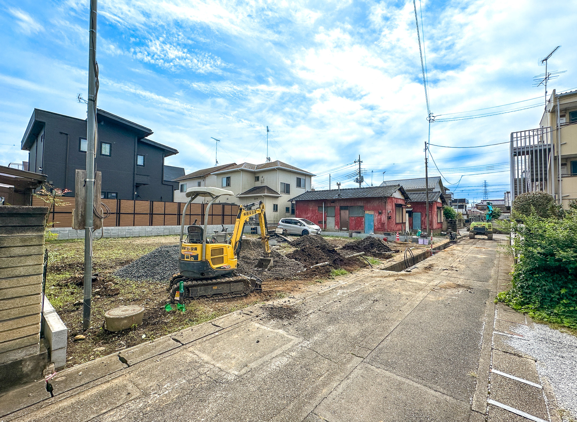 小山市城東３丁目の新築一戸建の前面道路含む現地写真|低層の一戸建てを中心とした街並みが整然と続き、周辺は高い建物が建っていないので、採光や開放性に恵まれ、空が広く緑の多い閑静な趣を感じる環境です。