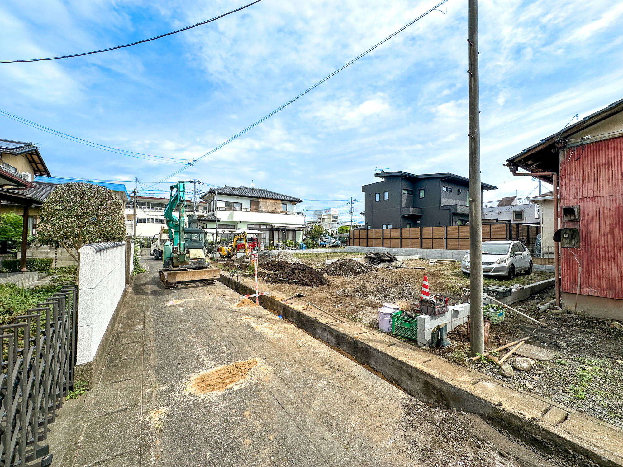 小山市城東３丁目の新築一戸建の前面道路含む現地写真|前面道路は閑静な住宅地をはしる車通りの少ない道路。お車の出し入れが苦手なママや小さなお子様にも安心ですね。しっかり舗装もされているので、ベビーカーや自転車で通っても快適に通行できます。