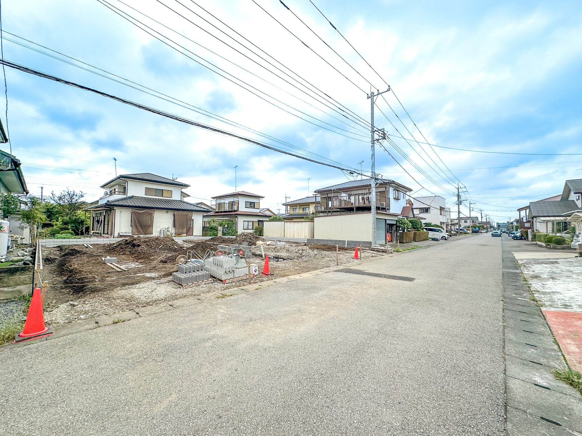 宇都宮市清原台６丁目　新築住宅全２棟の前面道路含む現地写真|低層の一戸建てを中心とした街並みが整然と続き、周辺は高い建物が建っていないので、採光や開放性に恵まれ、空が広く緑の多い閑静な趣を感じる環境です。