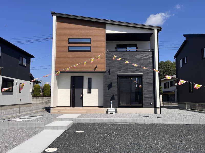 藤井上組（全12区画）3号棟　外観：現地10/3撮影
スタイリッシュな片流れ屋根: 屋根が片側に傾斜した「片流れ」のデザインが採用されており 非常にシャープでモダンなシルエットです。