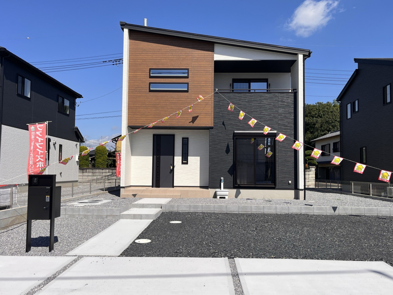 藤井上組（全12区画）３号棟　外観:現地10/3撮影
落ち着いた色合いでシックな印象の外観デザインとなっております。