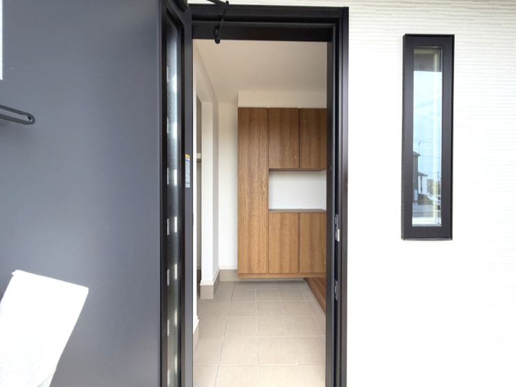 藤井上組（全12区画）3号棟 玄関:ご家族で立ってもゆとりのある玄関には約60足収納できるシューズボックスが標準装備！