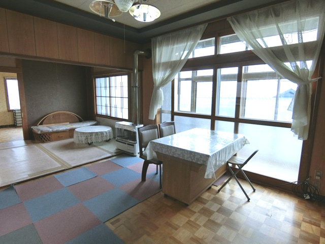 室蘭市白鳥台4丁目31-3　中古住宅の居間・リビング