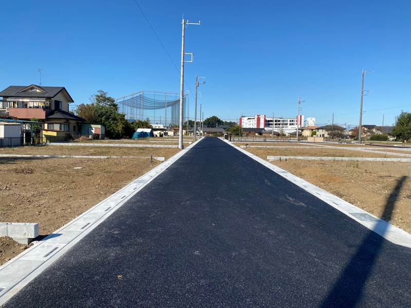 【東松山市大字石橋19号棟 前面道路】幅員6.0ｍです！(2023.11.02撮影)
