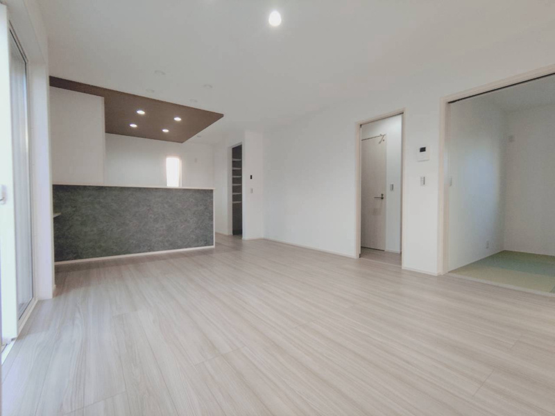 【東松山市大字石橋19号棟 リビング】和室と続き間になっているLDK。2枚引込戸を明ければリビングの延長として有効的にお使いいただけます。