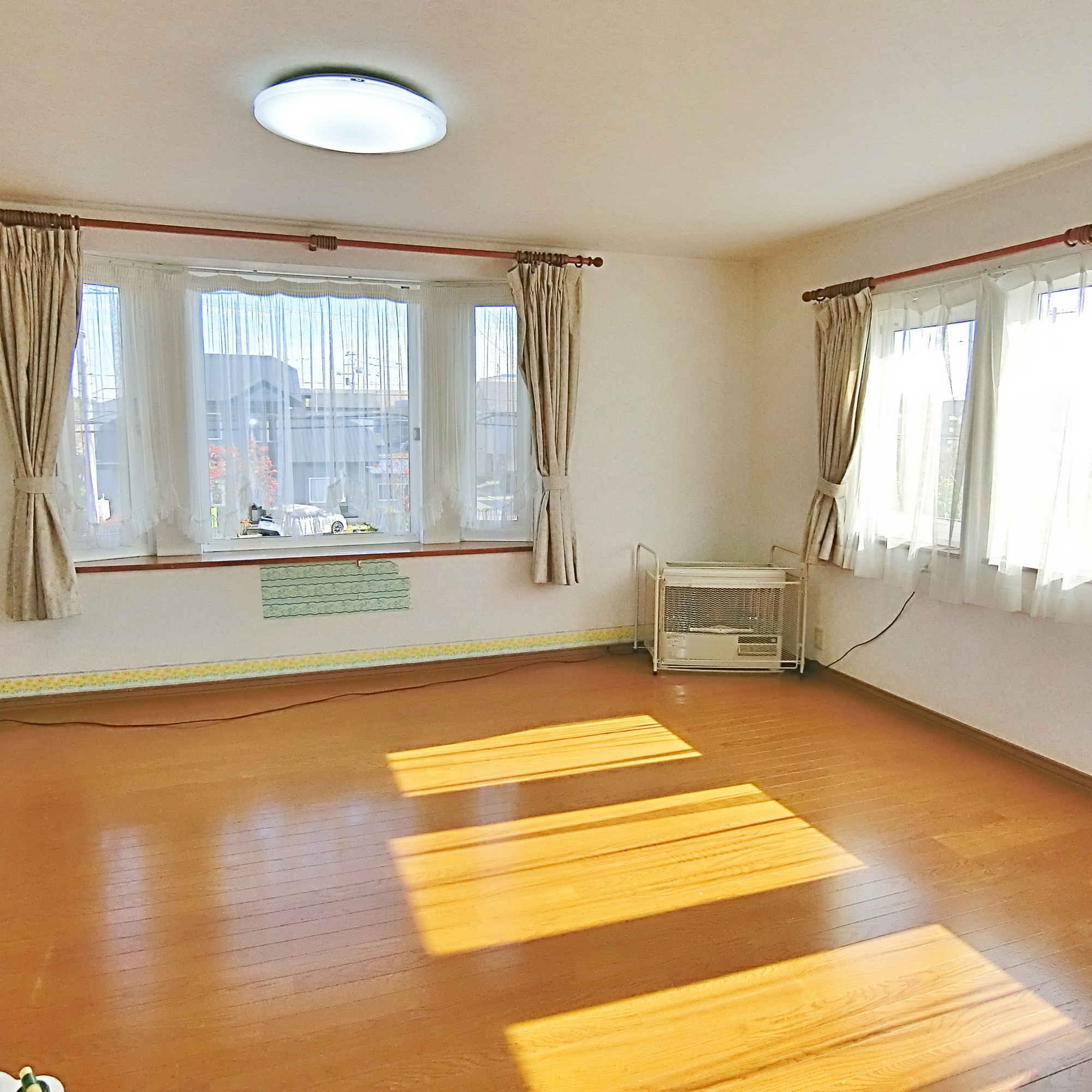 室蘭市八丁平2丁目28‐17　中古住宅の居間・リビング