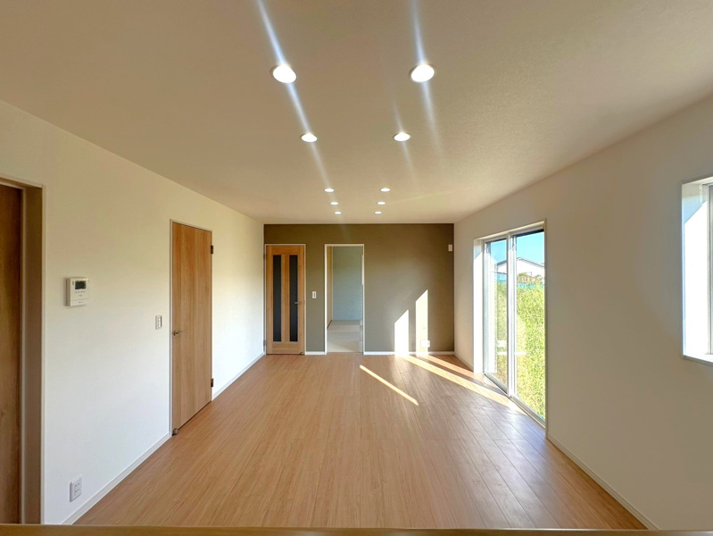 【明和町須賀4区画4号棟　リビング】 15.7帖のLDKには南側の掃き出し窓から明るい陽が入りご家族の団らんの場所にぴったりです。