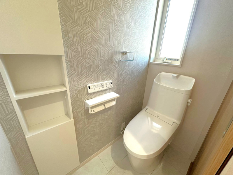 【明和町須賀4区画4号棟　2階トイレ】
清潔感のある白系色で統一されているトイレです。手洗い、濡れた手を拭くタオルハンガー、2巻セット可能ペーパーホルダー、ペーパー置き場まですべて揃っています。