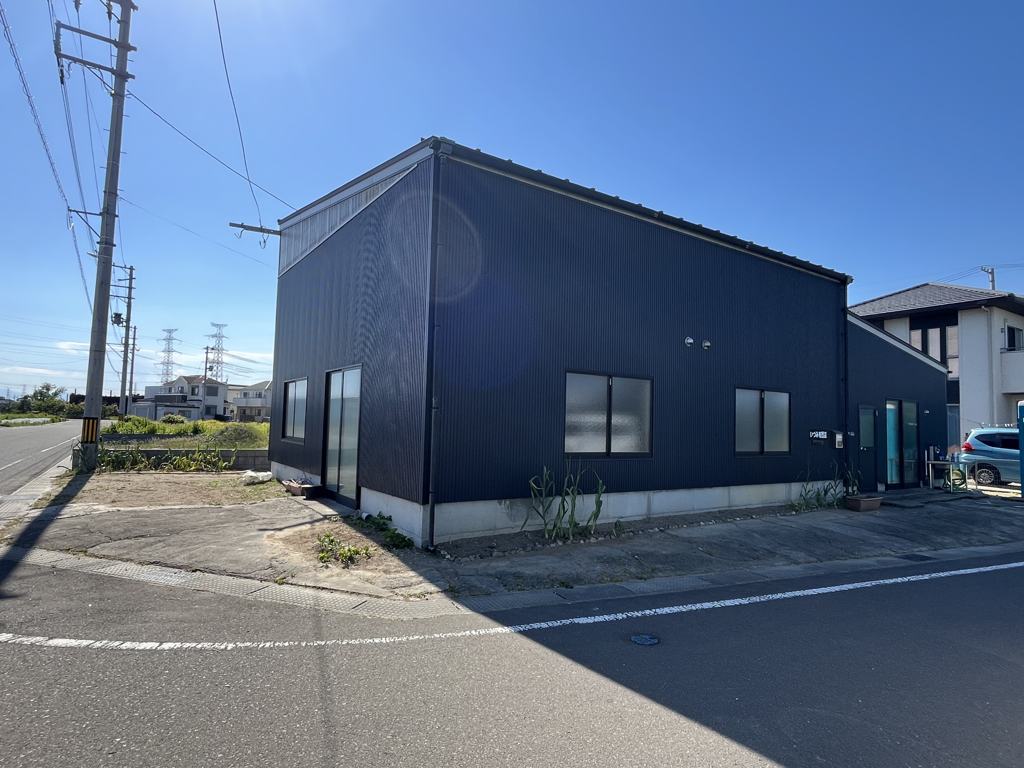 多賀城市宮内一丁目工場の外観|前面道路も広く、開放感のある立地