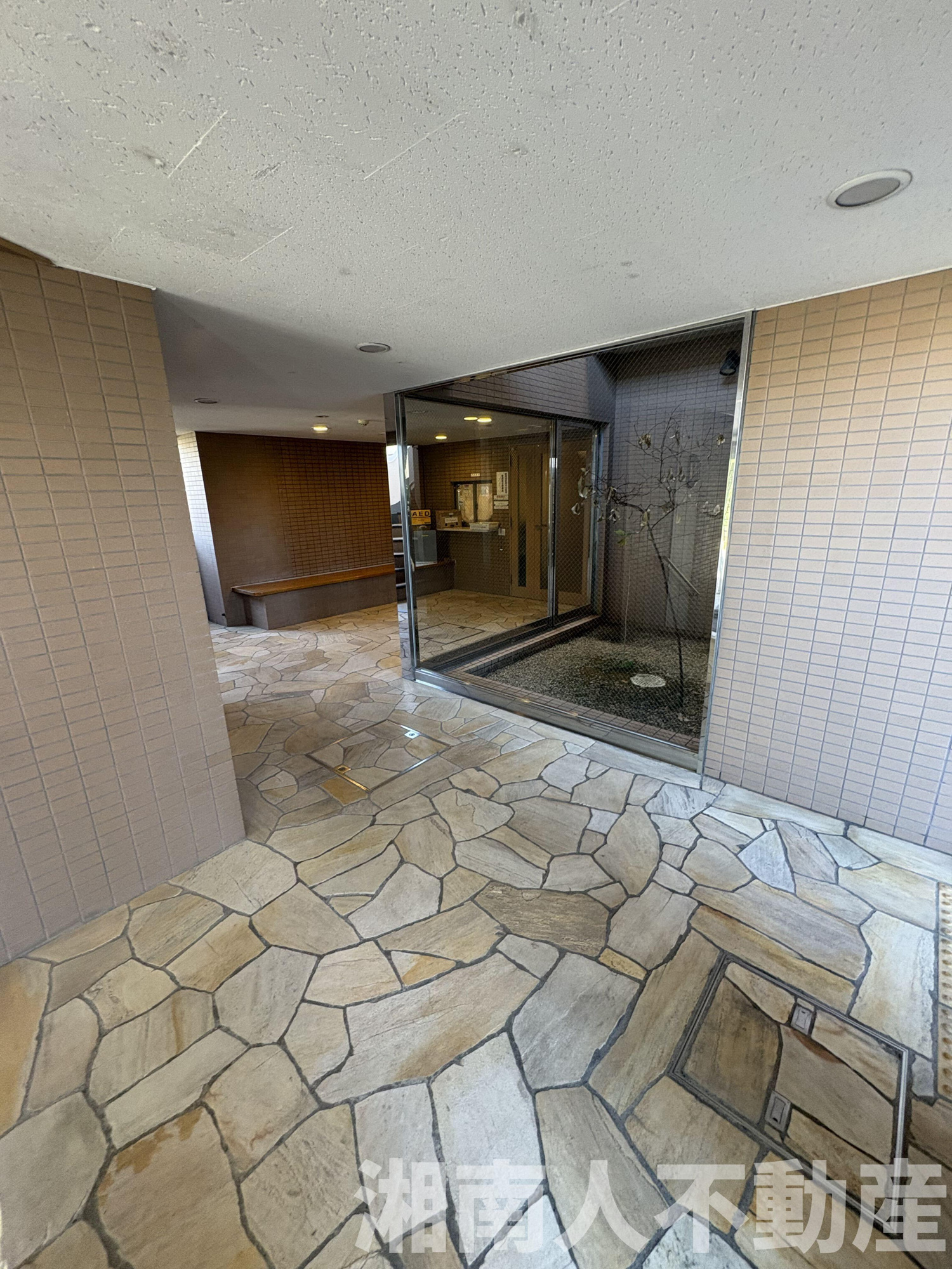 京急シティ逗子海岸のエントランス|ゆとりのあるエントランスです