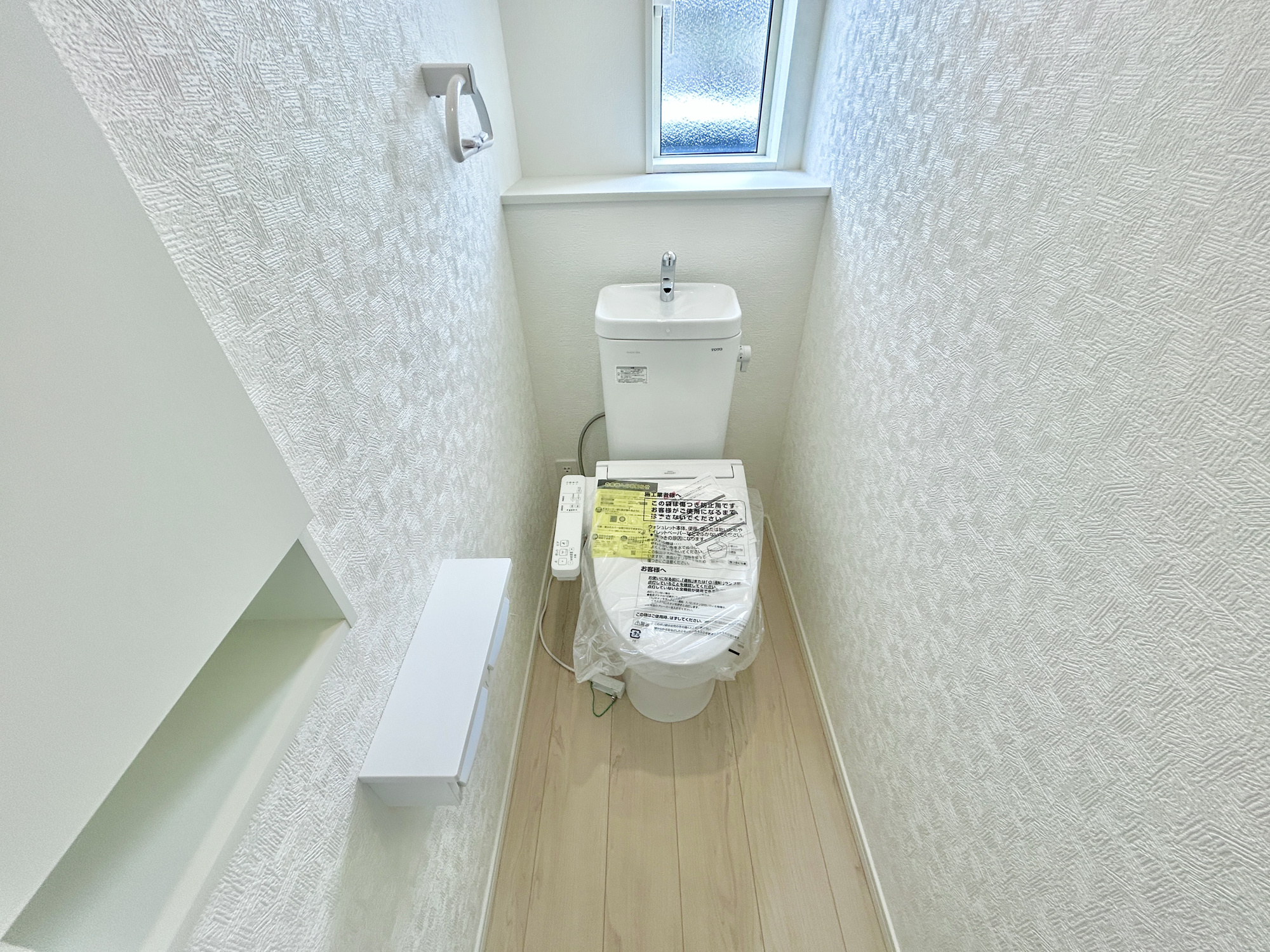 前橋市堀之下町第1　新築住宅全4棟のトイレ|節水型でエコなトイレには、今では当たり前の洗浄付き。便座を温める機能もついていて、居心地良くてトイレから出られなくなるかも！換気用に換気扇はもちろん、窓も着いているので常に快適ですね♪
