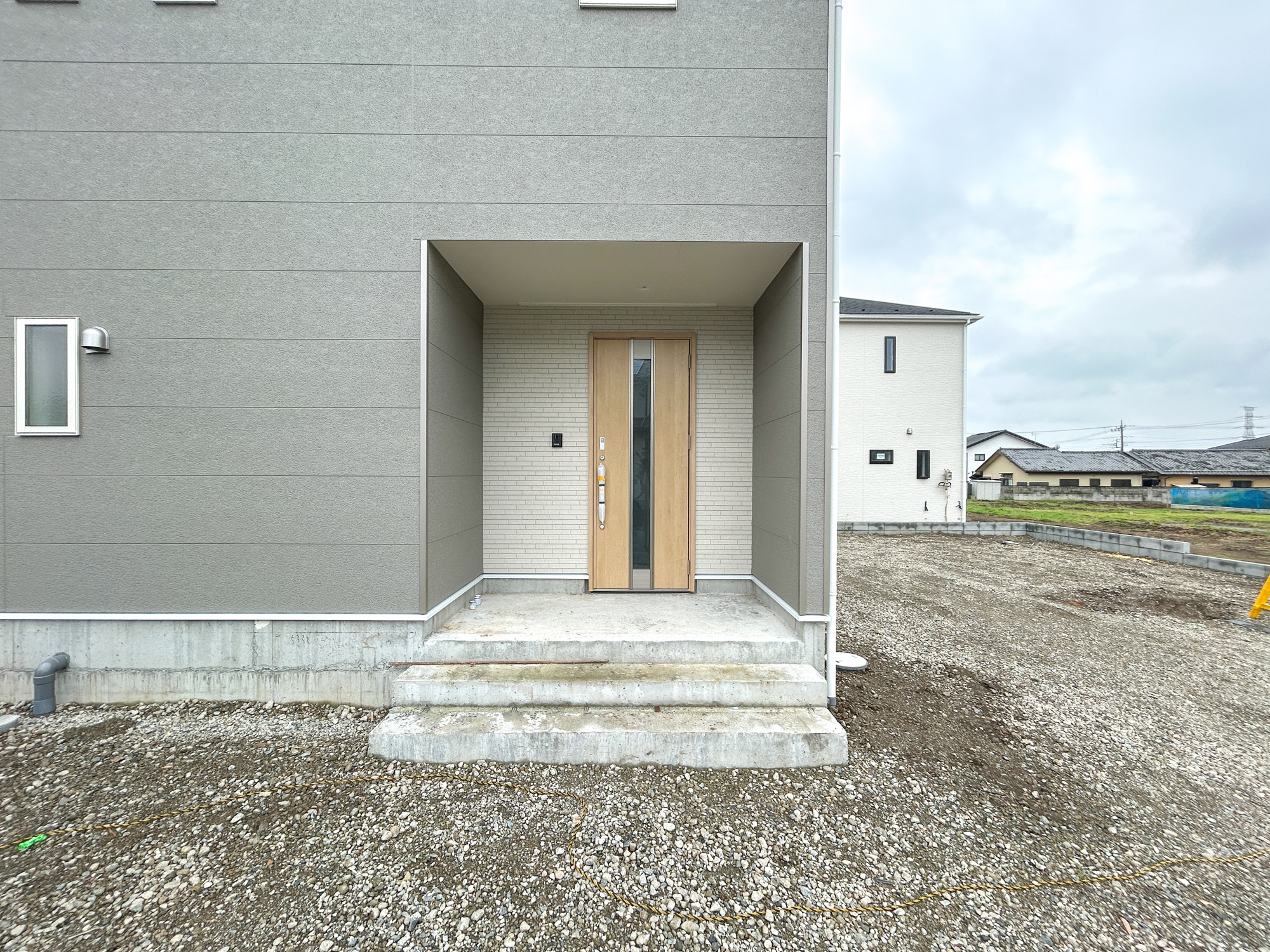 前橋市堀之下町第1　新築住宅全4棟の玄関|明るく優しいイメージの玄関アプローチ。玄関上は屋根があるので雨の心配いらず♪