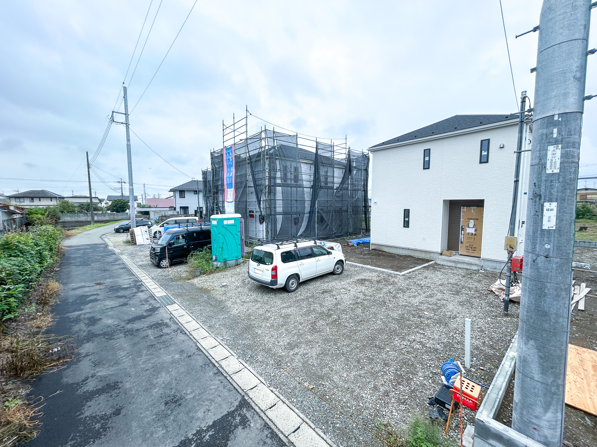 前橋市堀之下町第1　新築住宅全4棟の前面道路含む現地写真|閑静な住宅地で子育て家族にピッタリ。毎日のお散歩も快適な緑に恵まれたエリアで、自然に包まれた穏やかな暮らしを実現するための、ゆとりある住環境が整っています。

