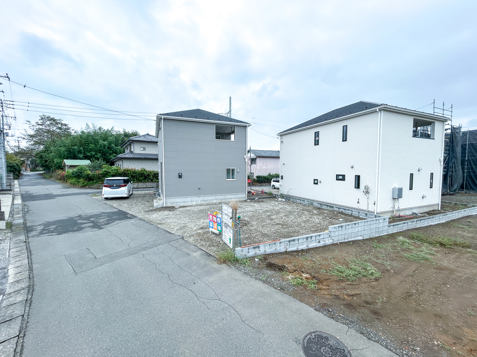 前橋市堀之下町第1　新築住宅全4棟の前面道路含む現地写真|低層の一戸建てを中心とした街並みが整然と続き、周辺は高い建物が建っていないので、採光や開放性に恵まれ、空が広く緑の多い閑静な趣を感じる環境です。

