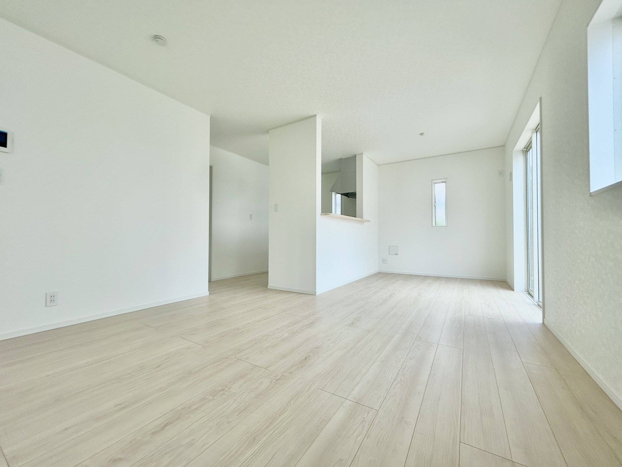 前橋市堀之下町第1　新築住宅全4棟の居間・リビング|大きく開いた窓からは、明るい陽射しが射し込みます。
爽やかな風が吹き抜ける心地良いリビングには、自然と家族が集まります。
