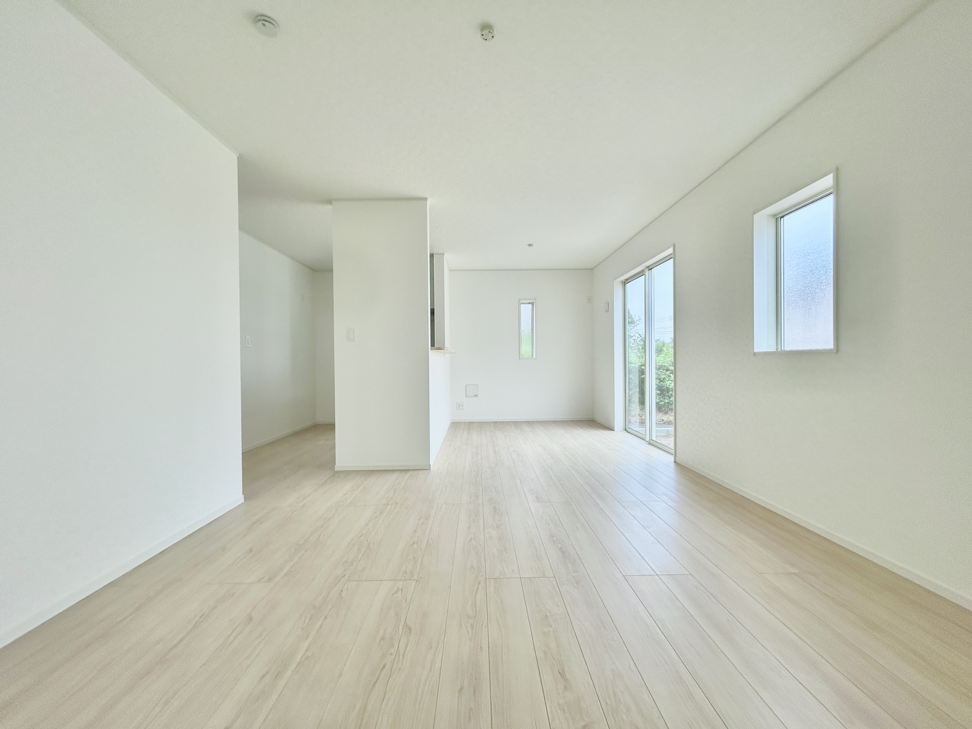 前橋市堀之下町第1　新築住宅全4棟の居間・リビング|オープンな空間を生み出す、こだわりの広がりとゆとり。家族と過ごす時間を大切にしたい方にぴったりの明るくゆとりある住空間です。窓からの日差しがリビングの隅々までしっかりと届きます！ 