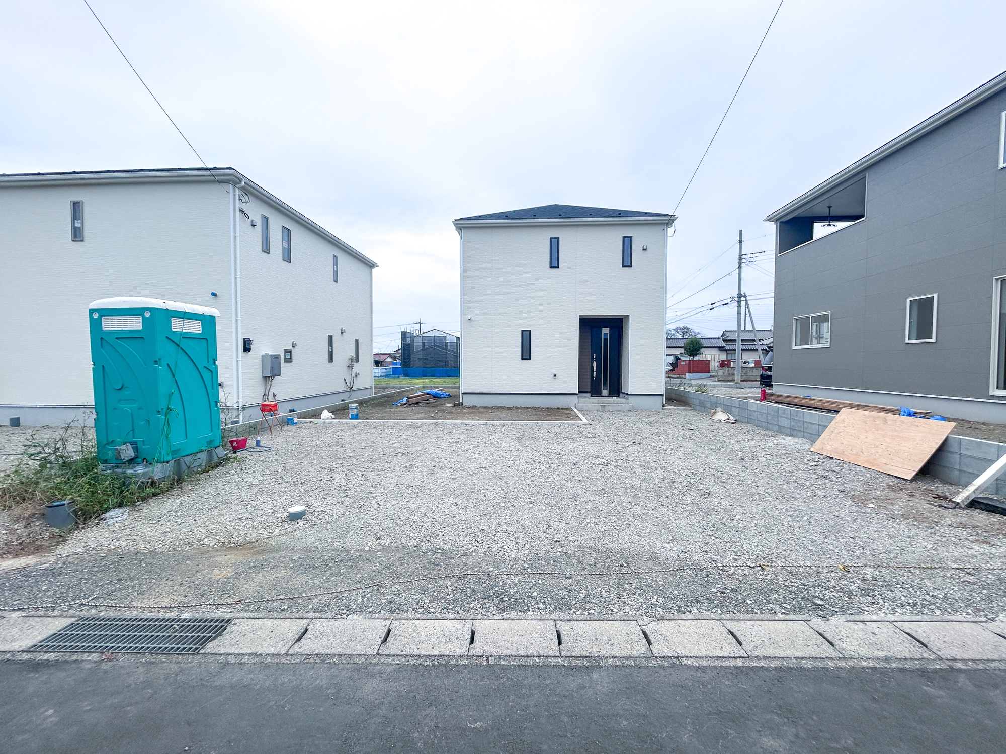 前橋市堀之下町第1　新築住宅全4棟の駐車場|充分な駐車スペースはアレンジが出来る程のスペースがあります。お庭として利用も良しです♪