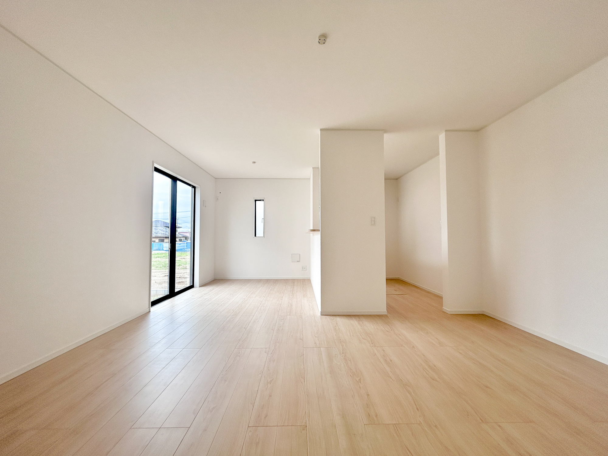 前橋市堀之下町第1　新築住宅全4棟の居間・リビング|室内にいても、たっぷりの陽光と爽やかな風を感じて頂ける、開放感あふれるリビングです。
ご家族と穏やかに過ごす、心地の良い時間が流れます。