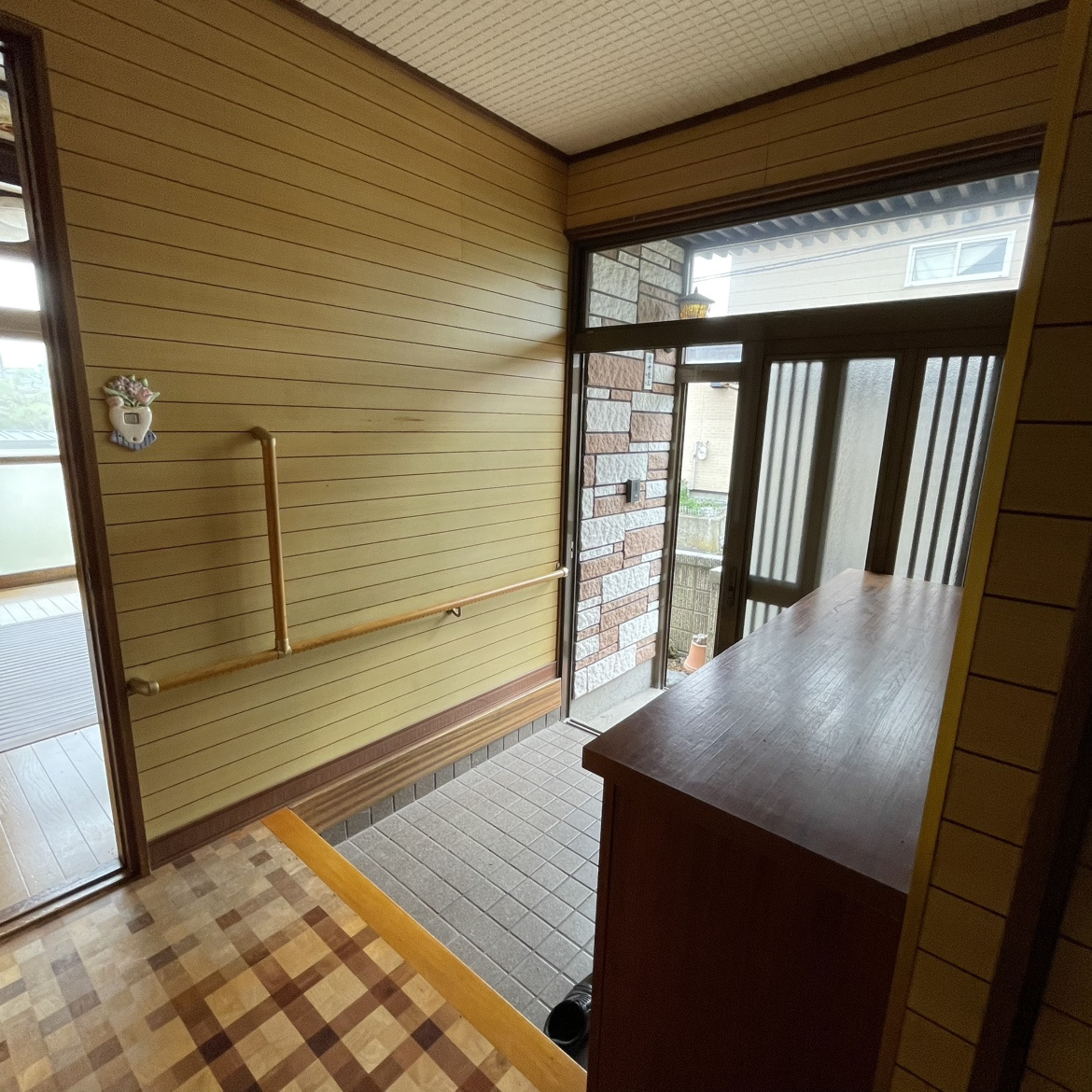 登別市若草町4丁目10-1　中古住宅の玄関
