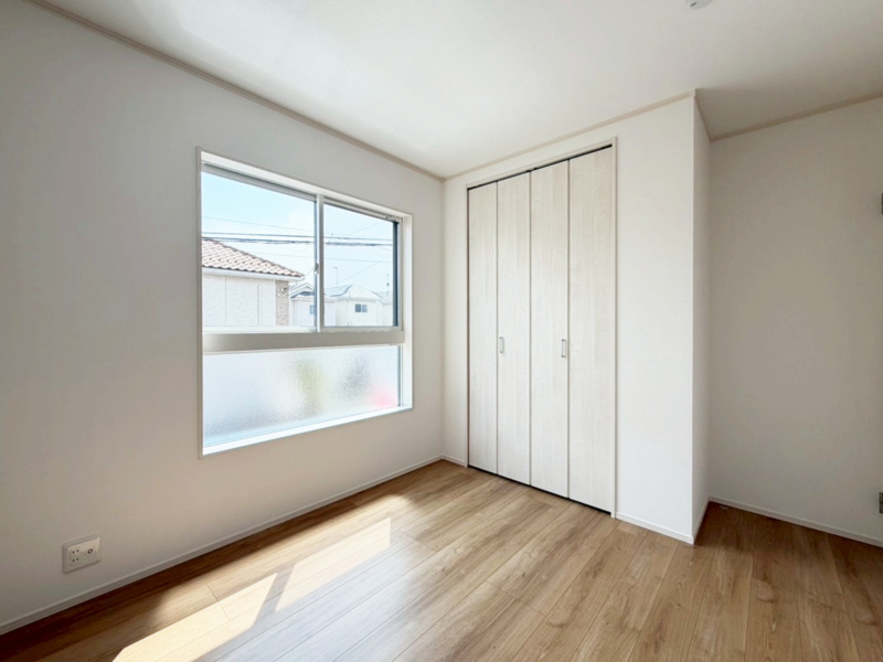 【１号棟　5.2帖洋室】南向きのお部屋で日当たりの良い空間です。自分好みの空間で楽しい時間を過ごしましょう♪壁は全面ホワイトベースの為、ポスター等を飾るにも邪魔しない色合いです。