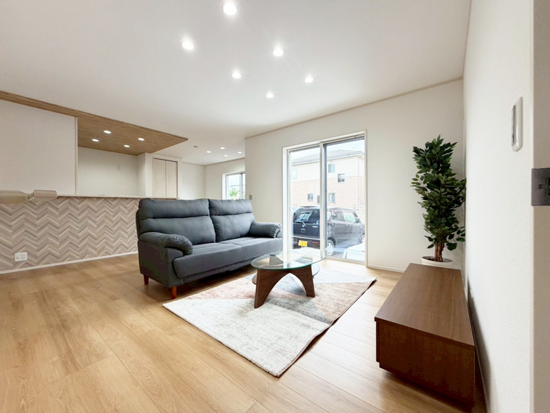 【１号棟　リビング】家族揃って座れるソファ・ダイニングテーブルを置いても広さに余裕のあるリビングです。好みの家具を置いて快適な空間をお過ごしください♪（※購入時、家具は付きません。）