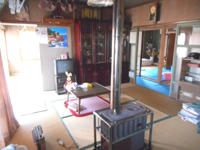 室蘭市知利別町3丁目19-16　中古住宅の居間・リビング